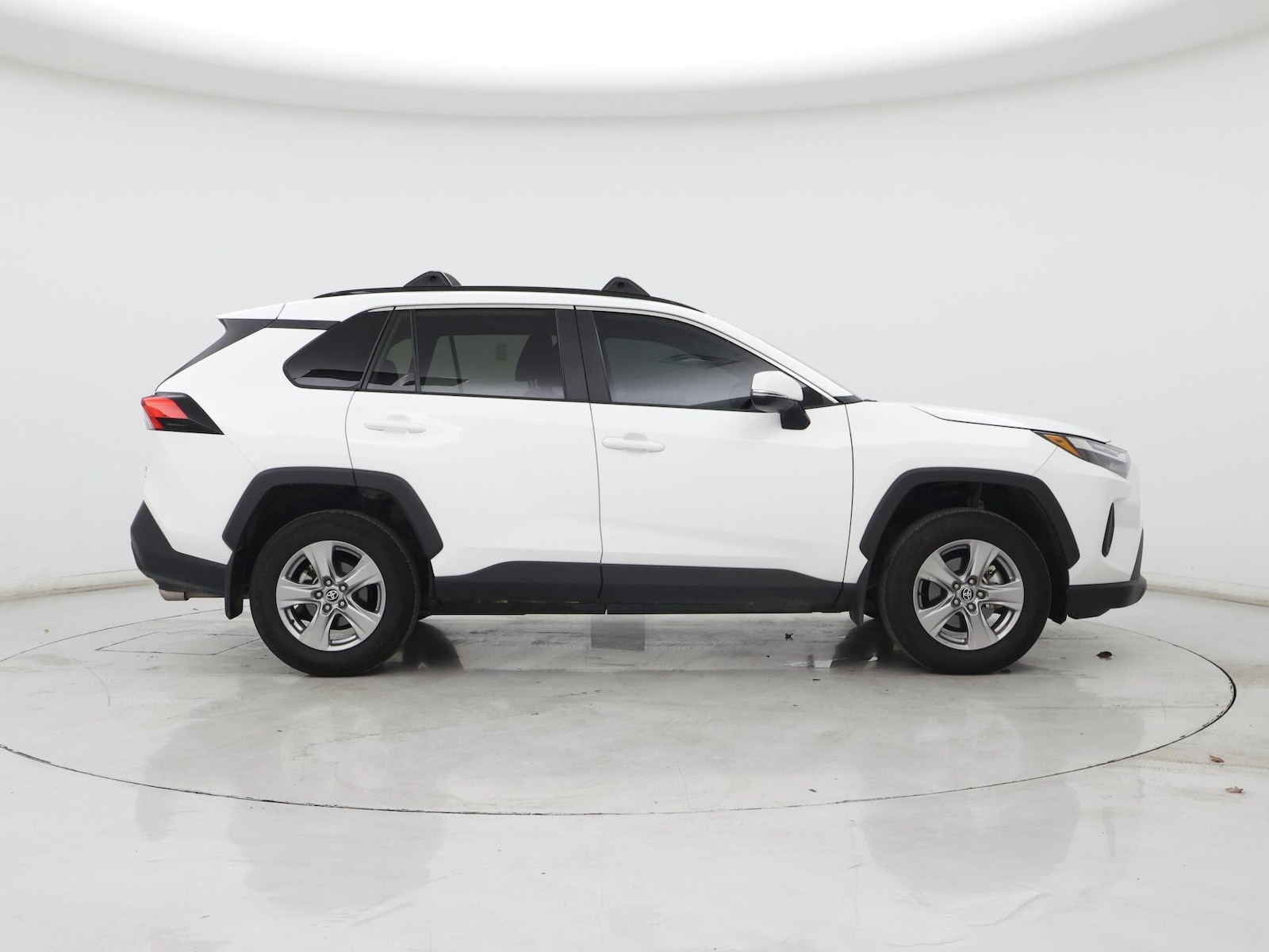 2025 Toyota RAV4 XLE - Photo 8
