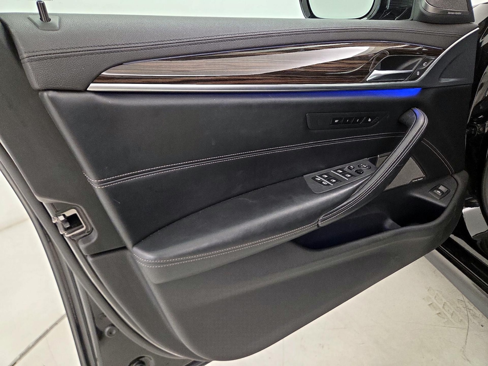 2020 BMW 5 Series M550i - Photo 13