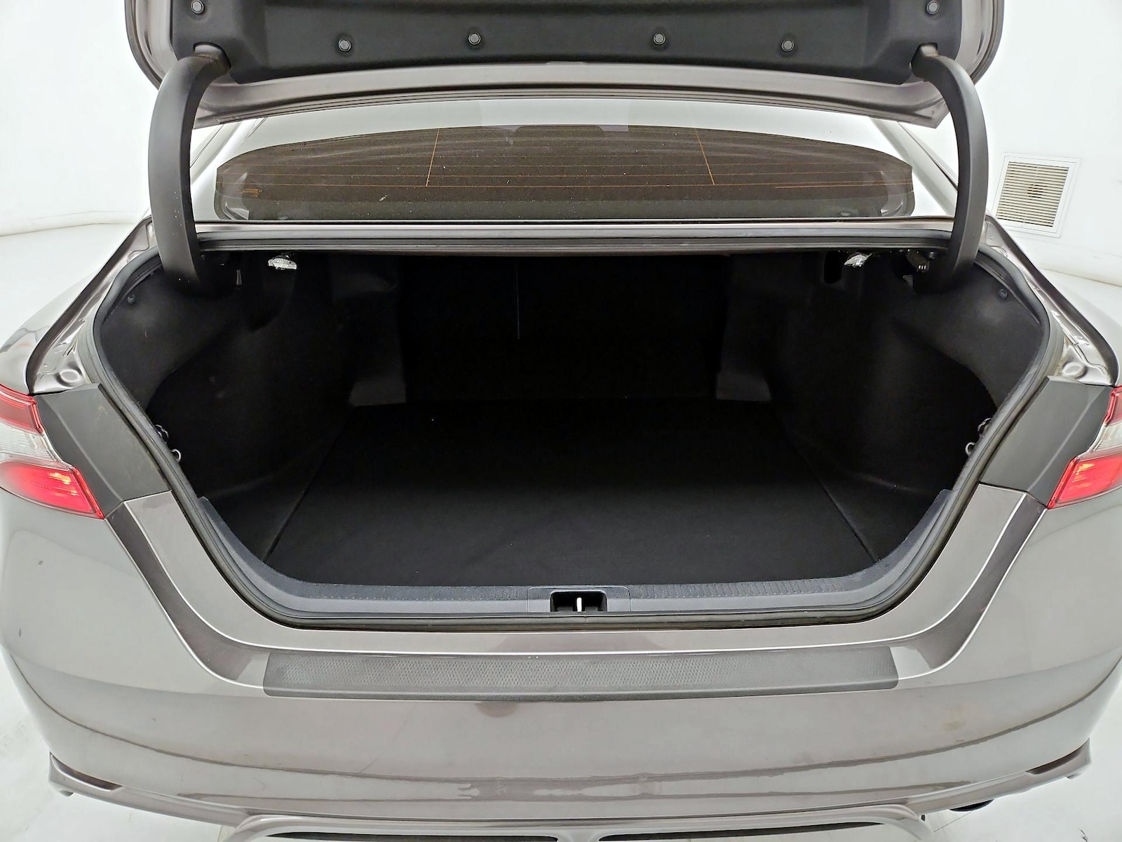 2021 Toyota Camry SE - Photo 21