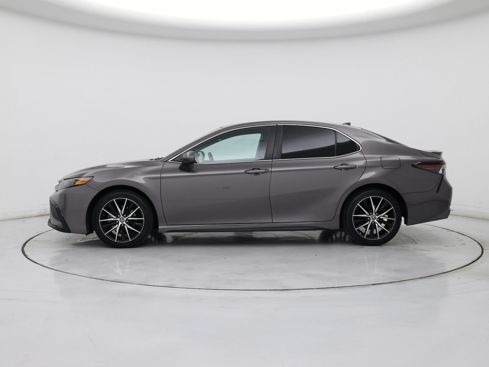 2021 Toyota Camry SE - Photo 4
