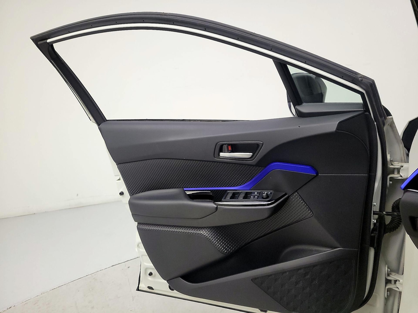 2020 Toyota C-HR XLE - Photo 13