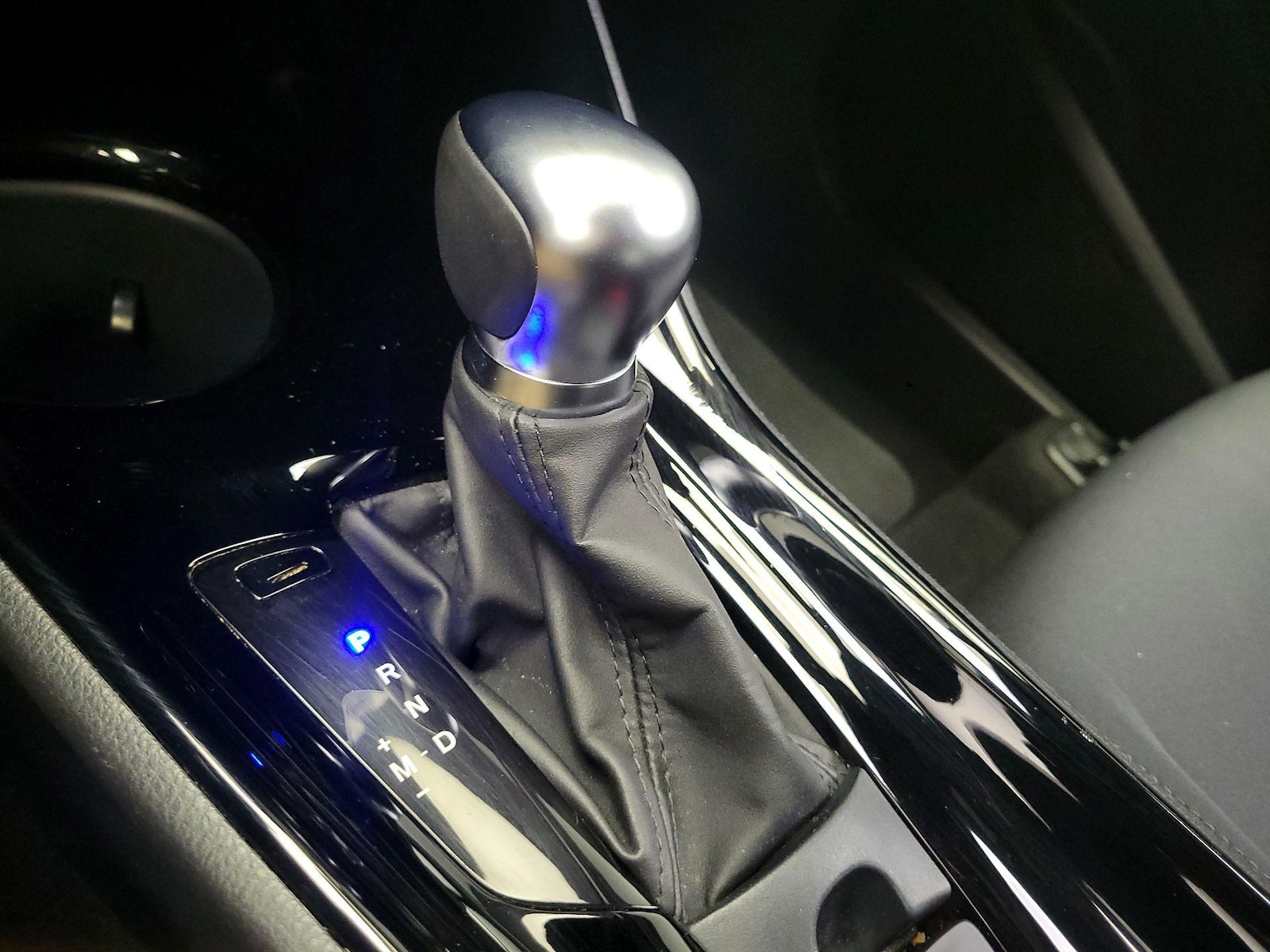 2020 Toyota C-HR XLE - Photo 17