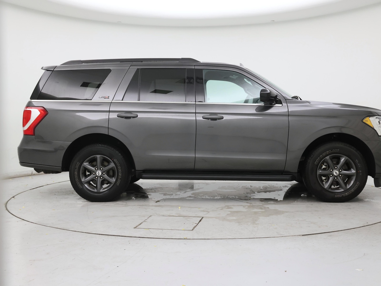 2021 Ford Expedition STX - Photo 8