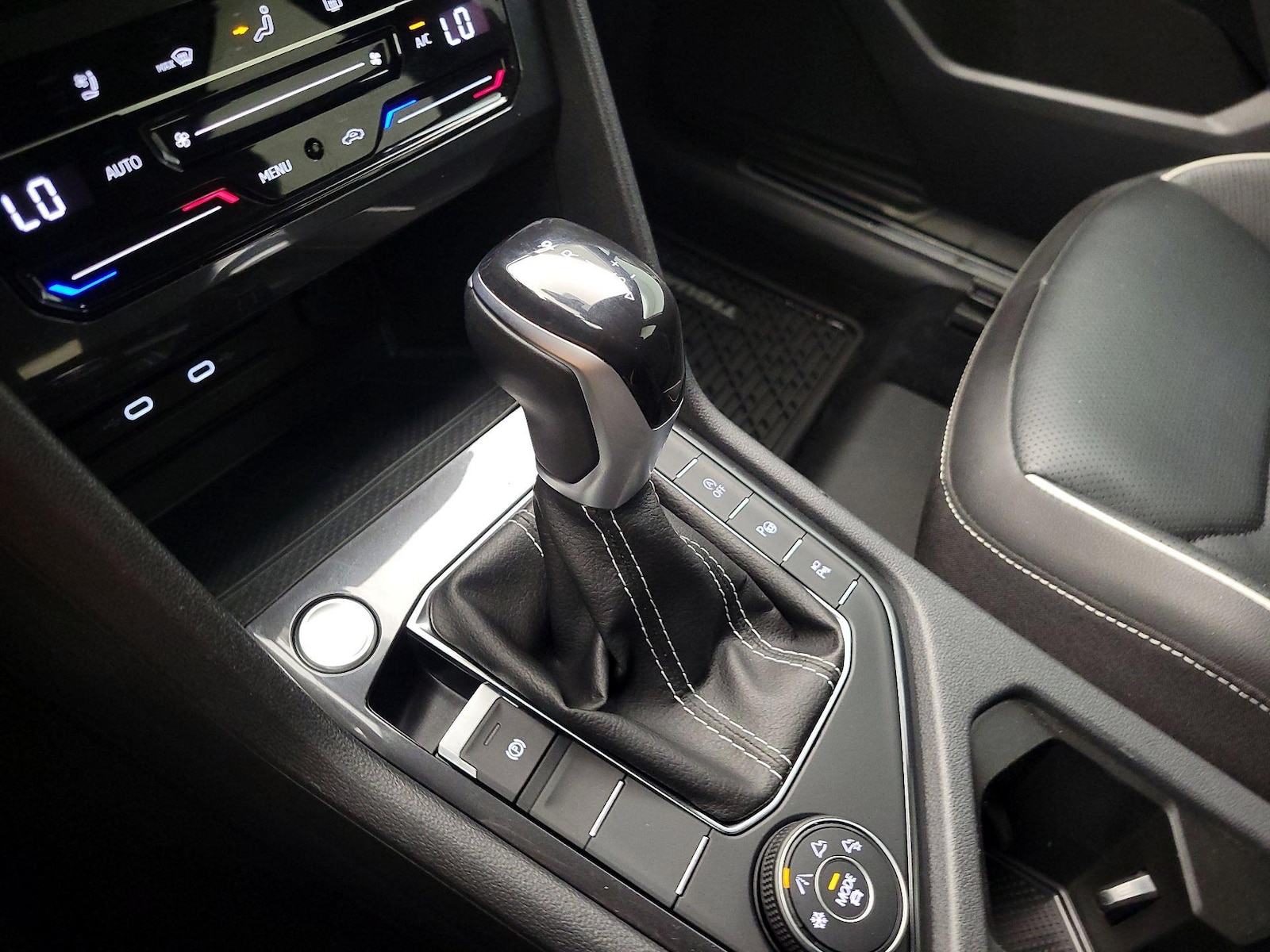 2023 Volkswagen Tiguan SEL R-LINE - Photo 19