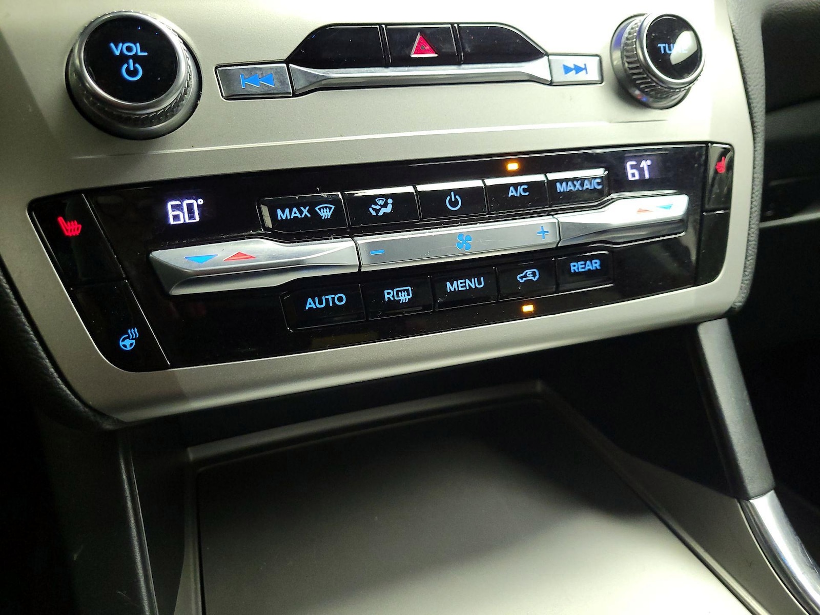 2021 Ford Explorer XLT - Photo 18