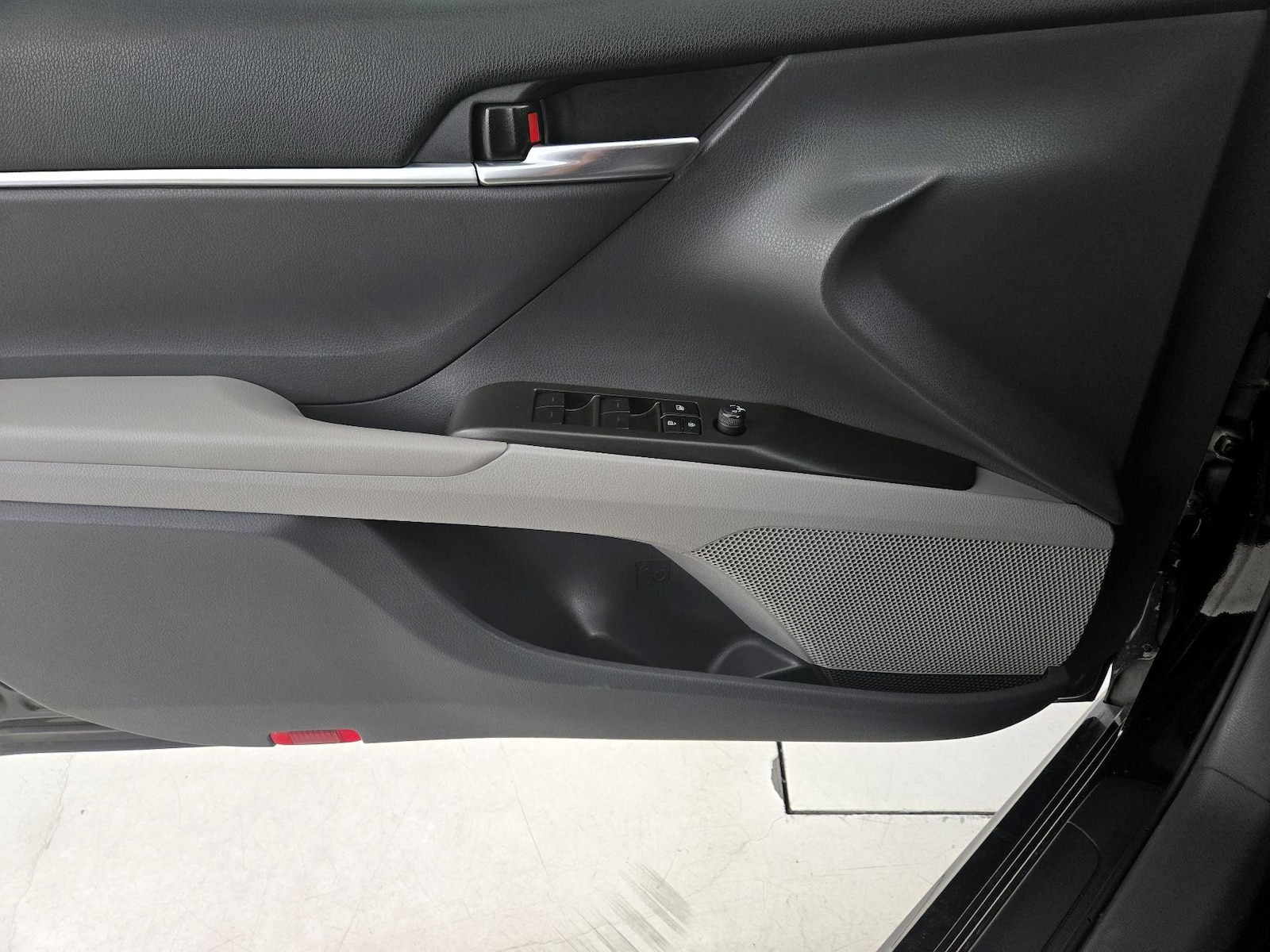 2023 Toyota Camry SE - Photo 13