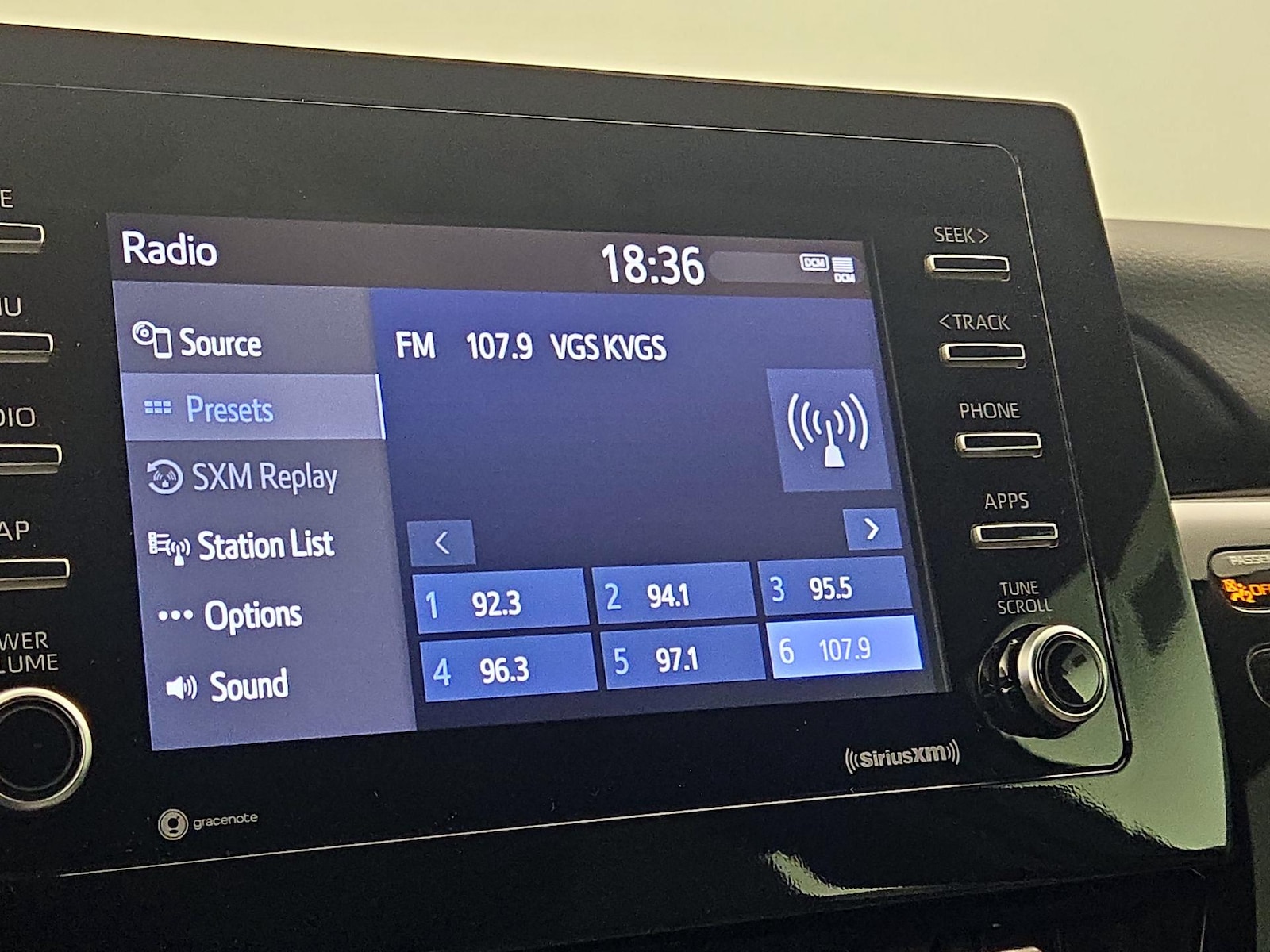 2023 Toyota Camry SE - Photo 16