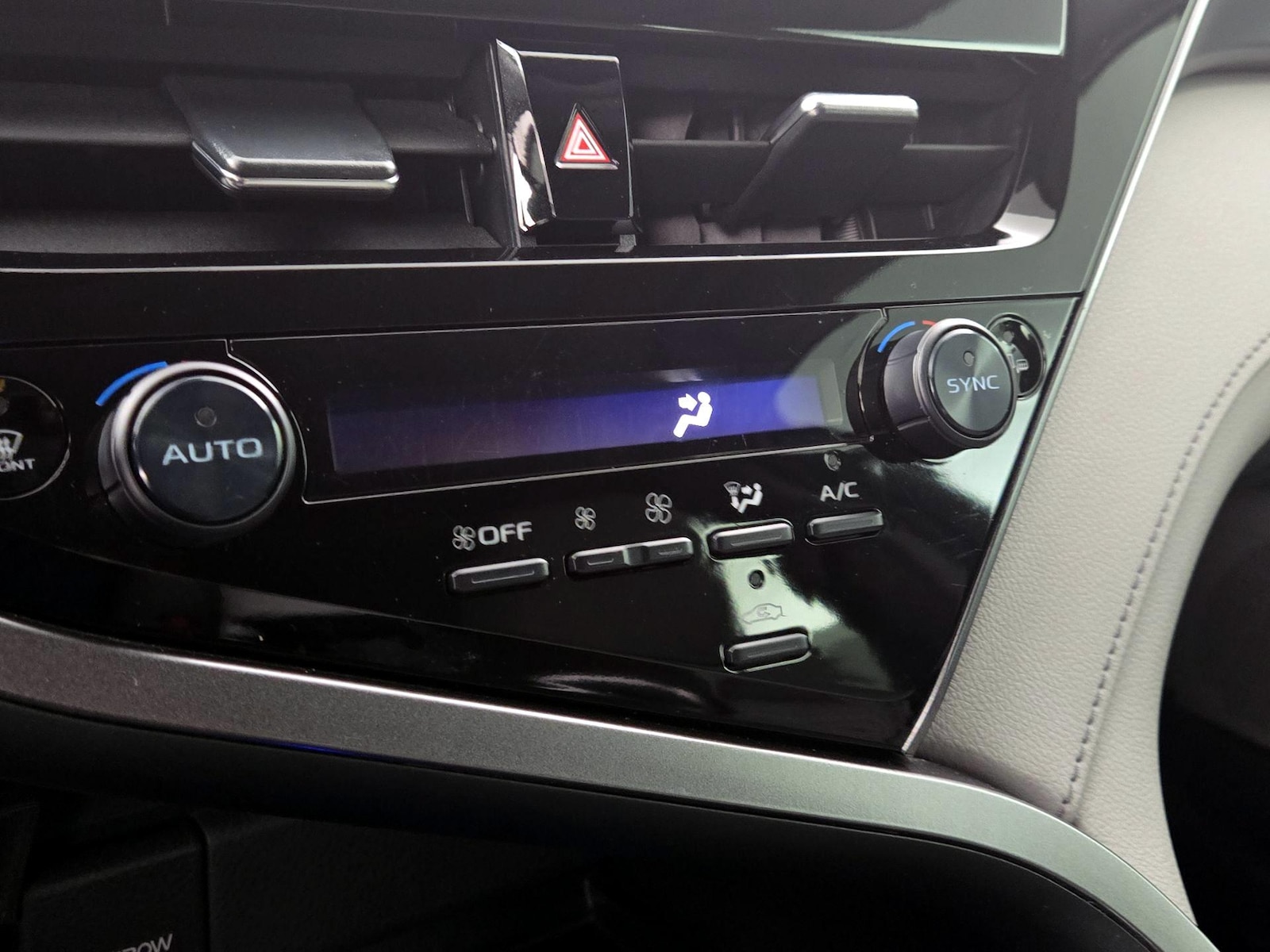 2023 Toyota Camry SE - Photo 17