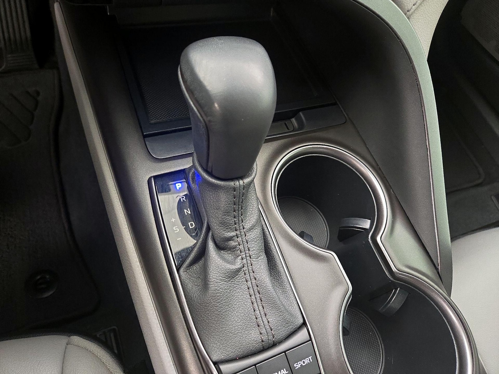 2023 Toyota Camry SE - Photo 18