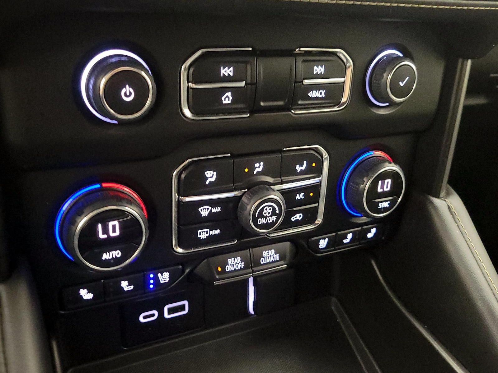 2023 Chevrolet Suburban Premier - Photo 17