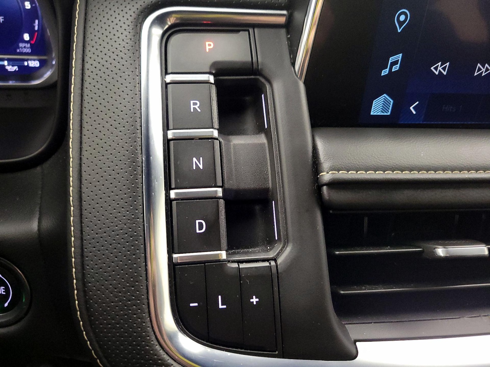 2023 Chevrolet Suburban Premier - Photo 18