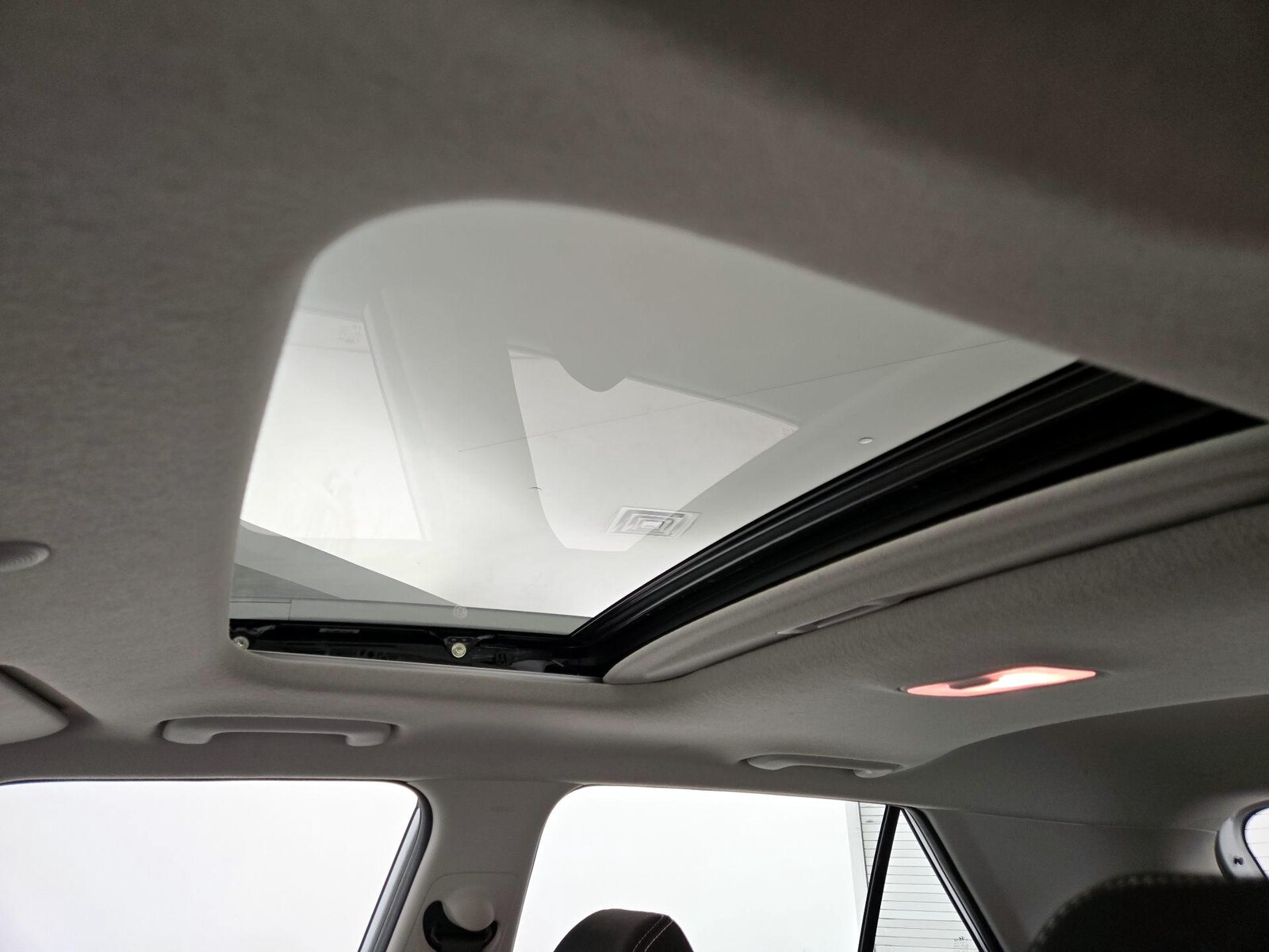 Sunroof(s) & Overhead Airbags