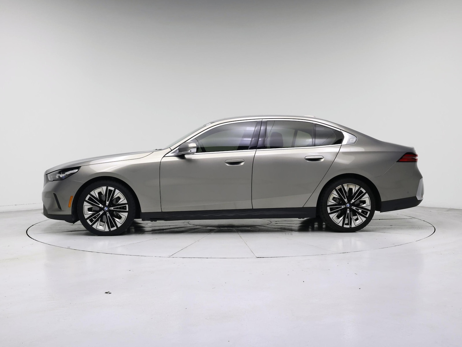 2025 BMW 5 Series 540i - Photo 4