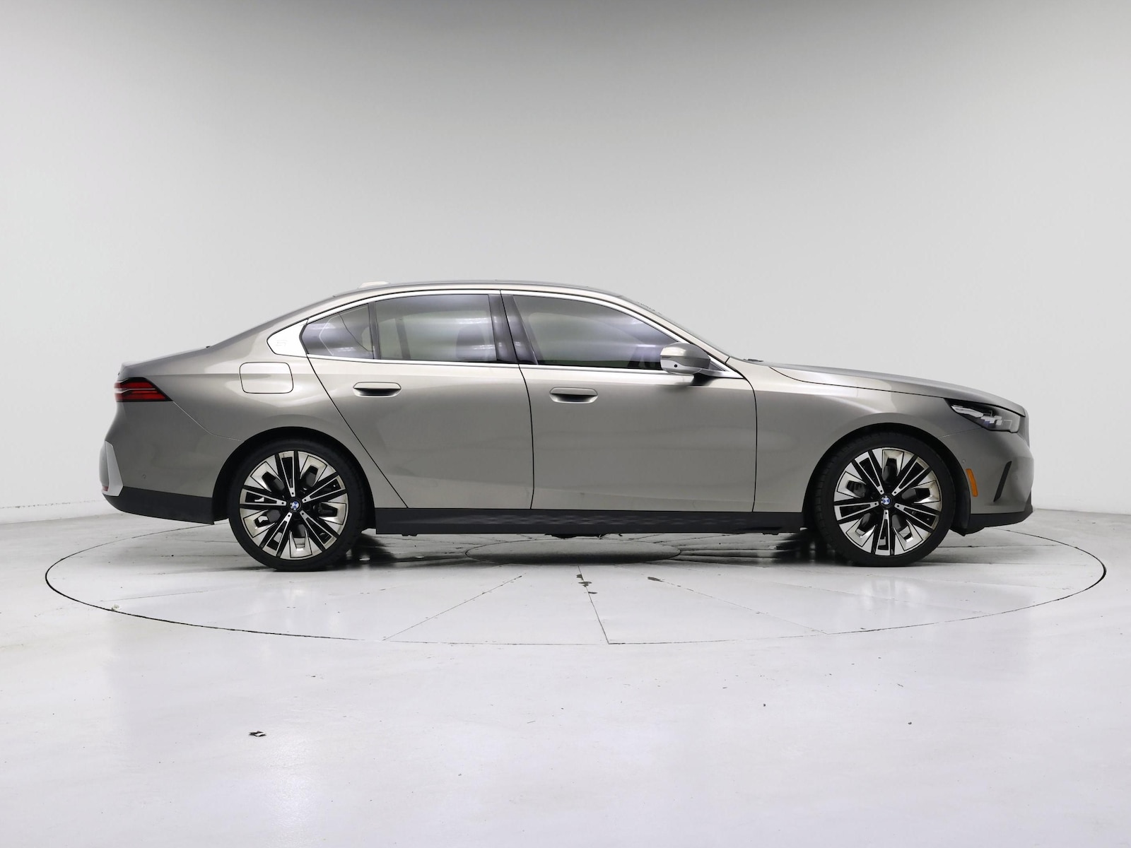 2025 BMW 5 Series 540i - Photo 8