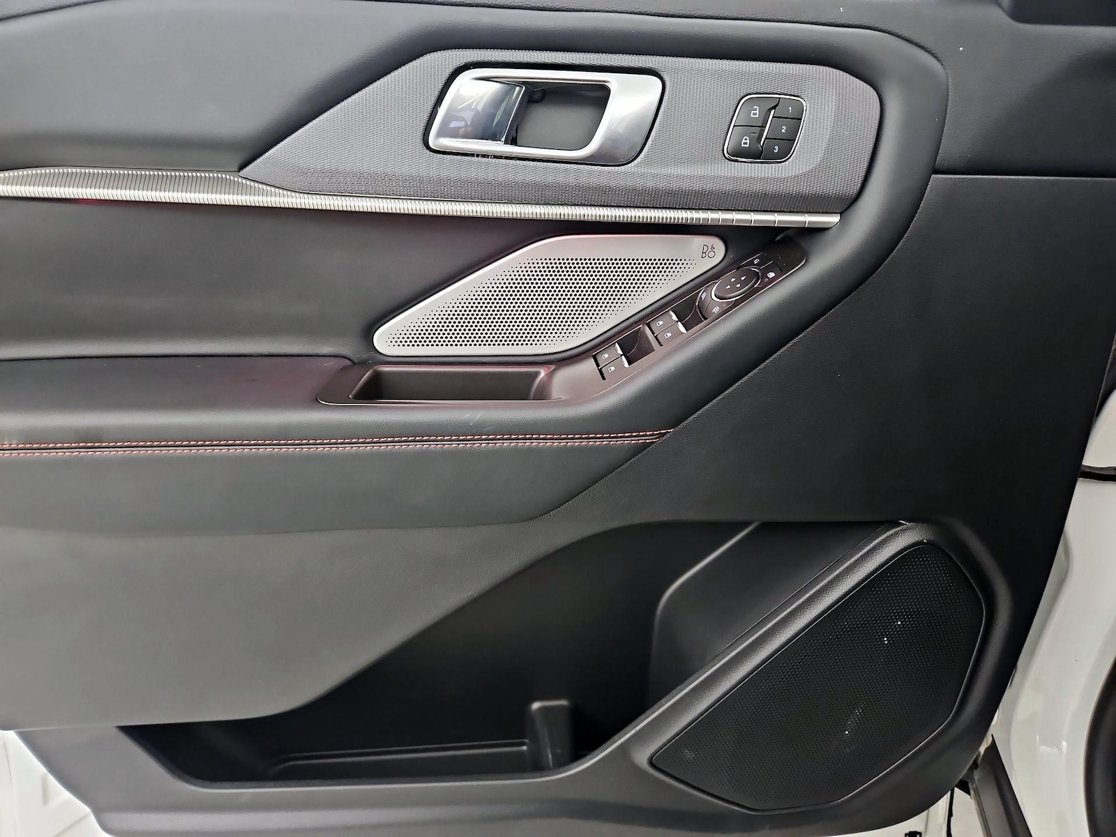 2025 Ford Explorer ST - Photo 13