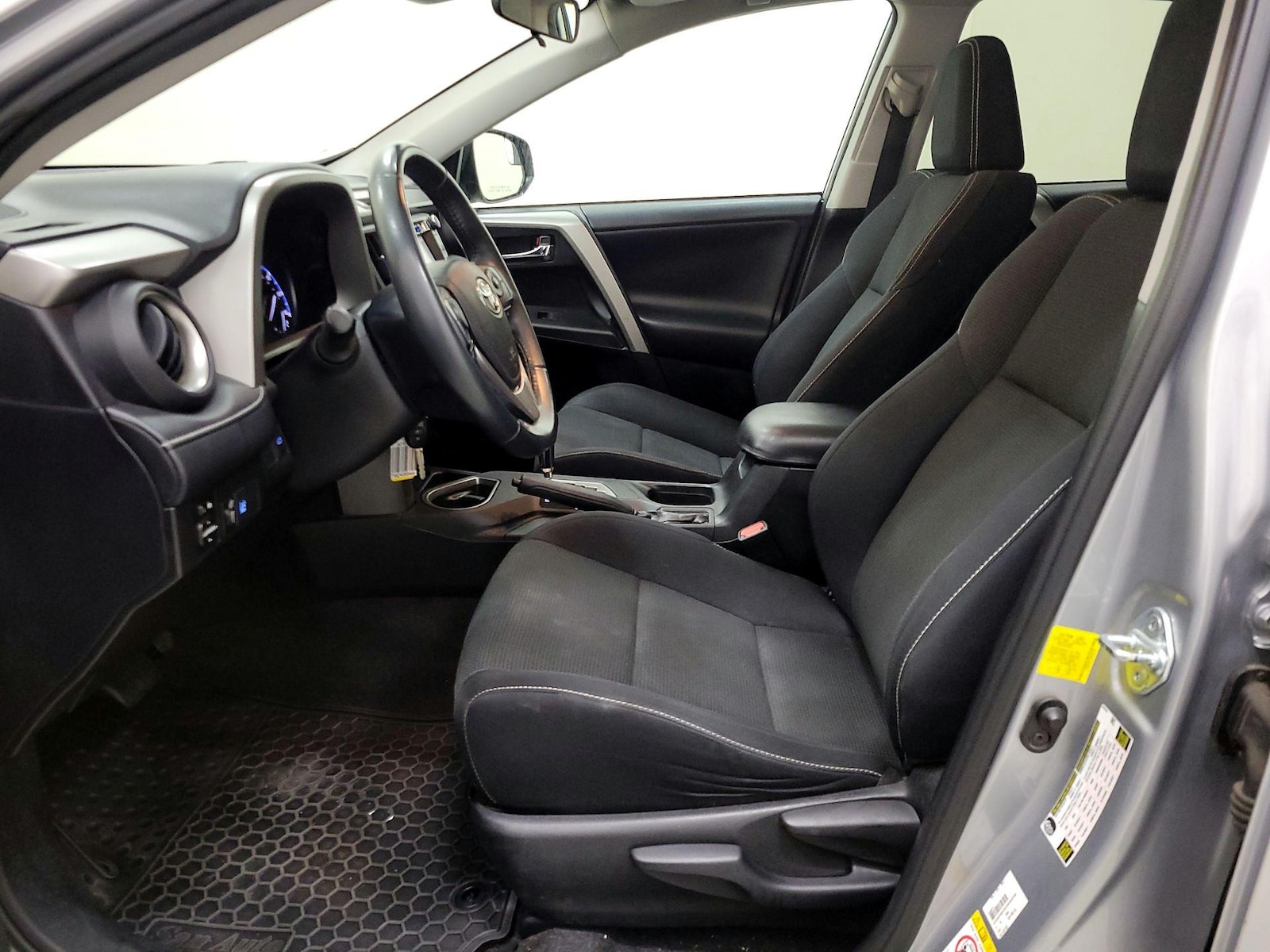 2017 Toyota RAV4 XLE - Photo 12