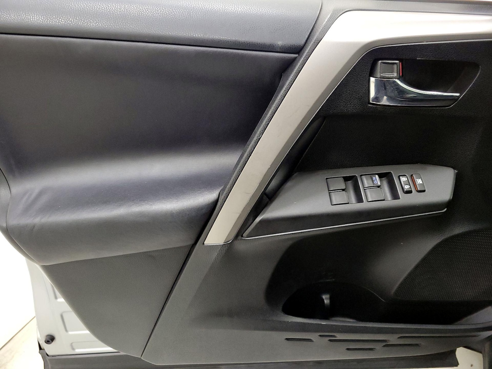2017 Toyota RAV4 XLE - Photo 13