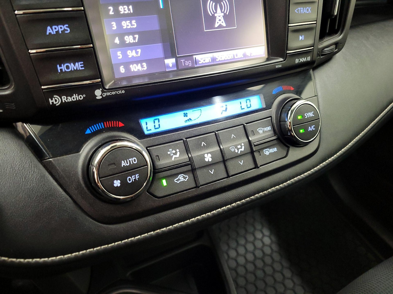 2017 Toyota RAV4 XLE - Photo 17