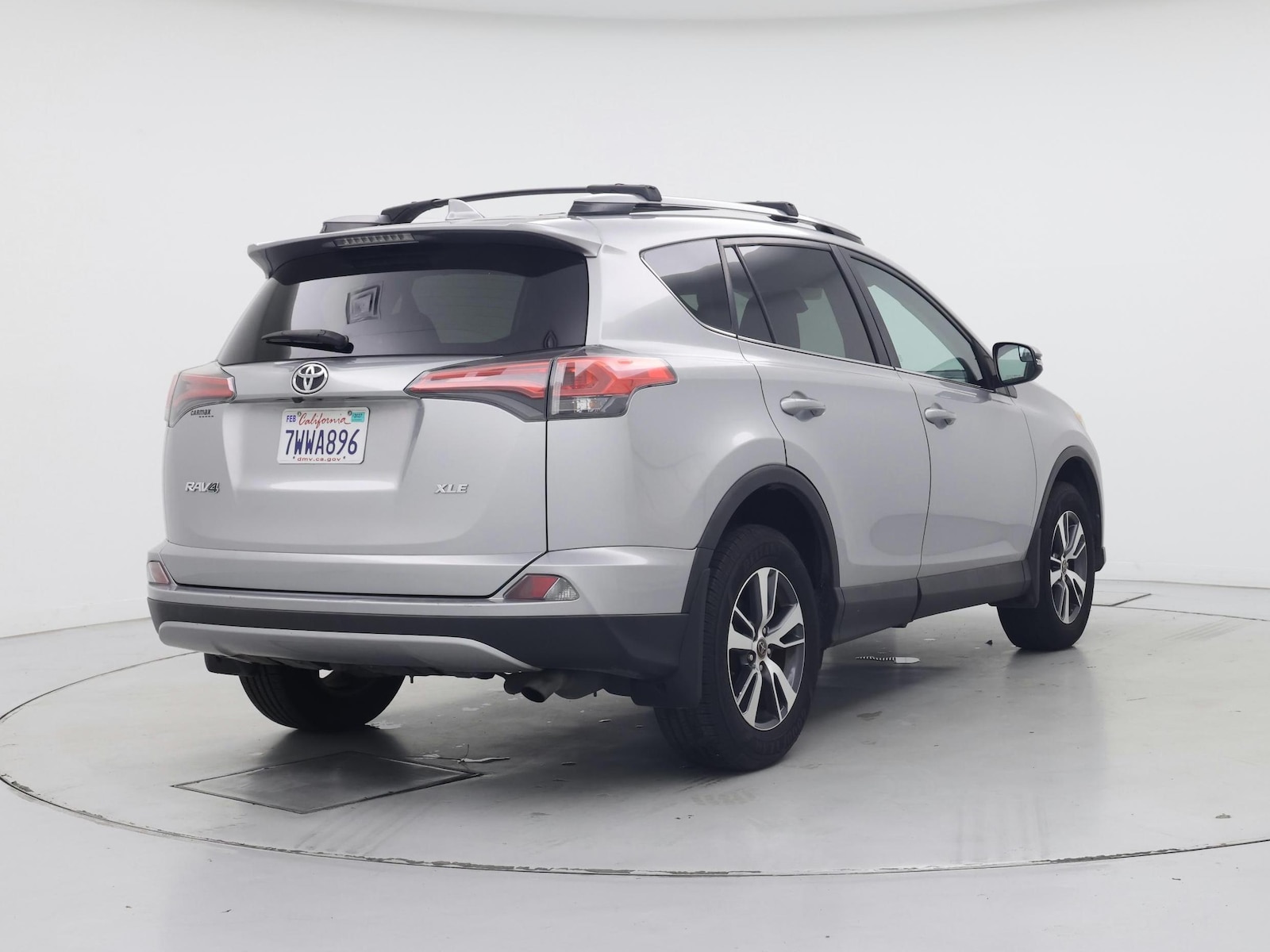 2017 Toyota RAV4 XLE - Photo 9