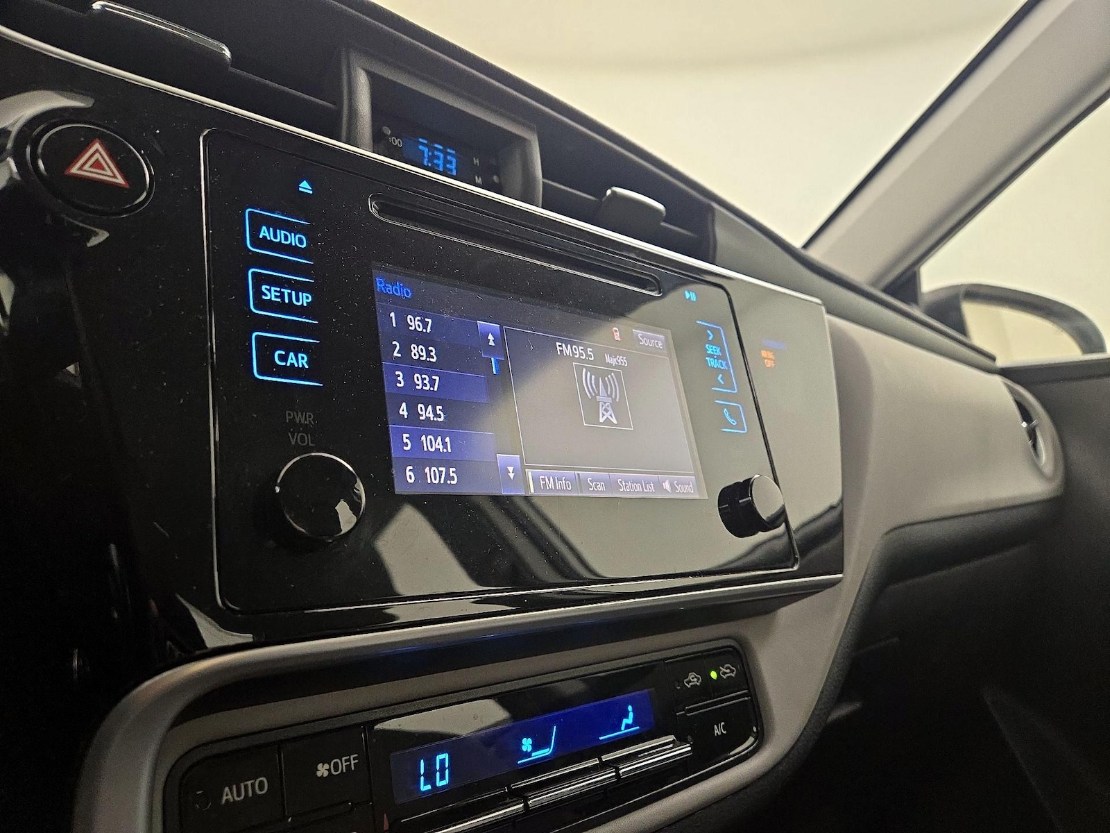 2018 Toyota Corolla LE - Photo 16