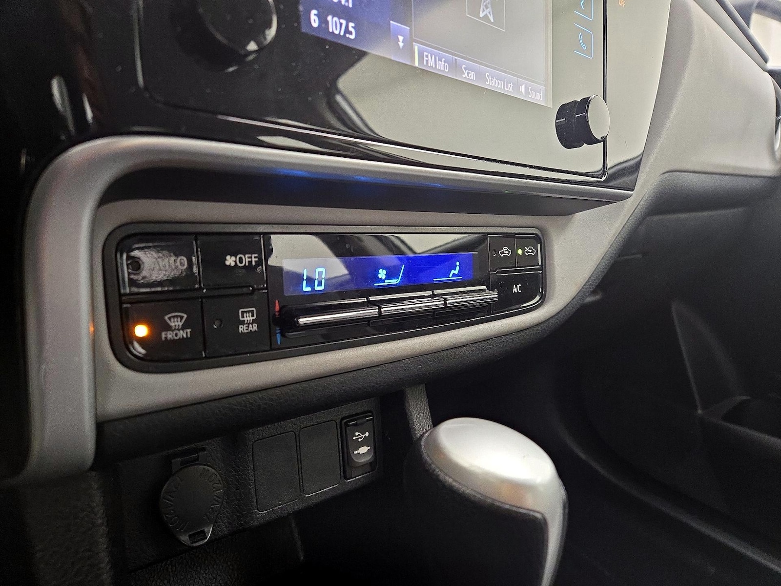 2018 Toyota Corolla LE - Photo 17