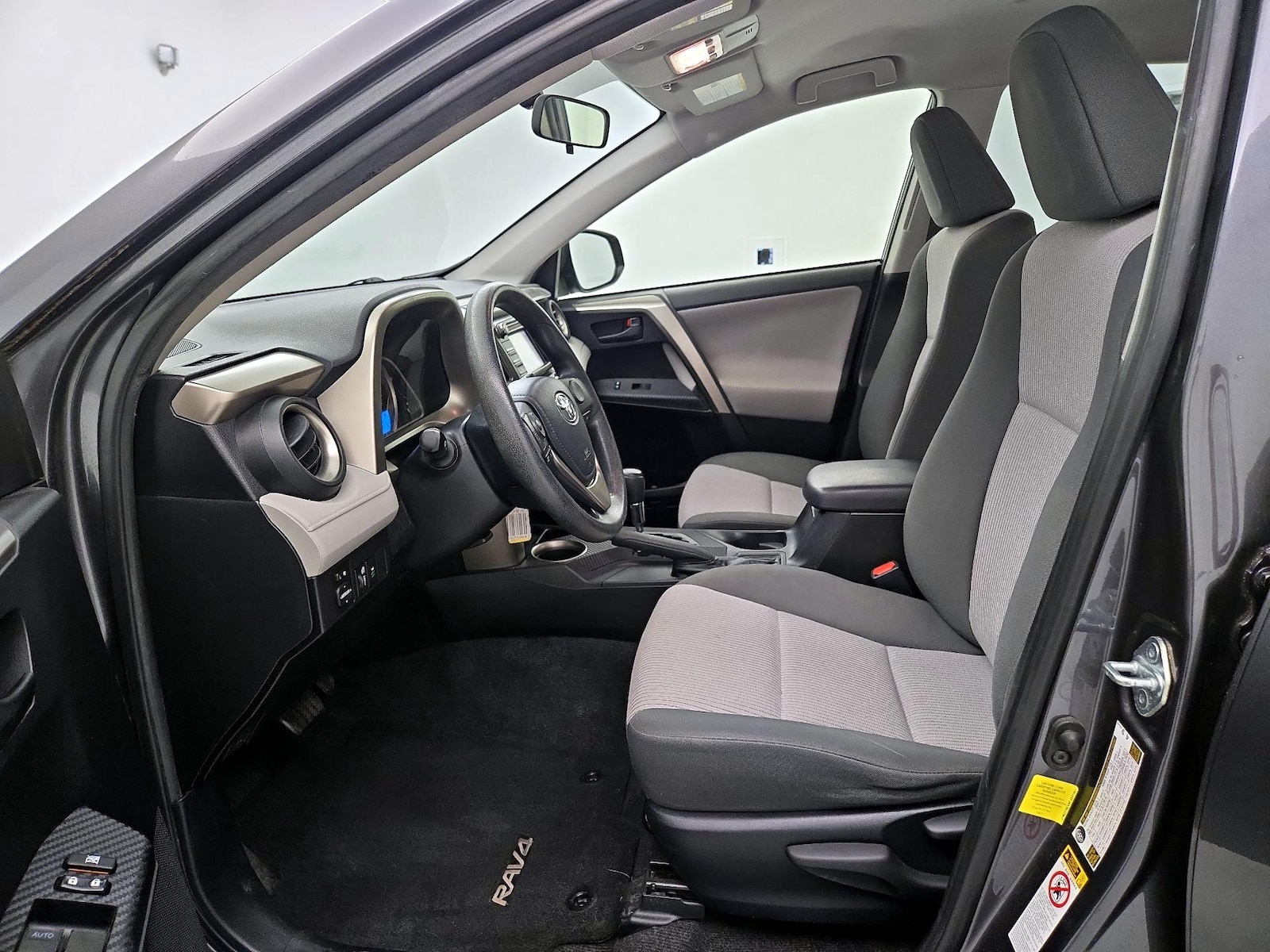2015 Toyota RAV4 LE - Photo 12