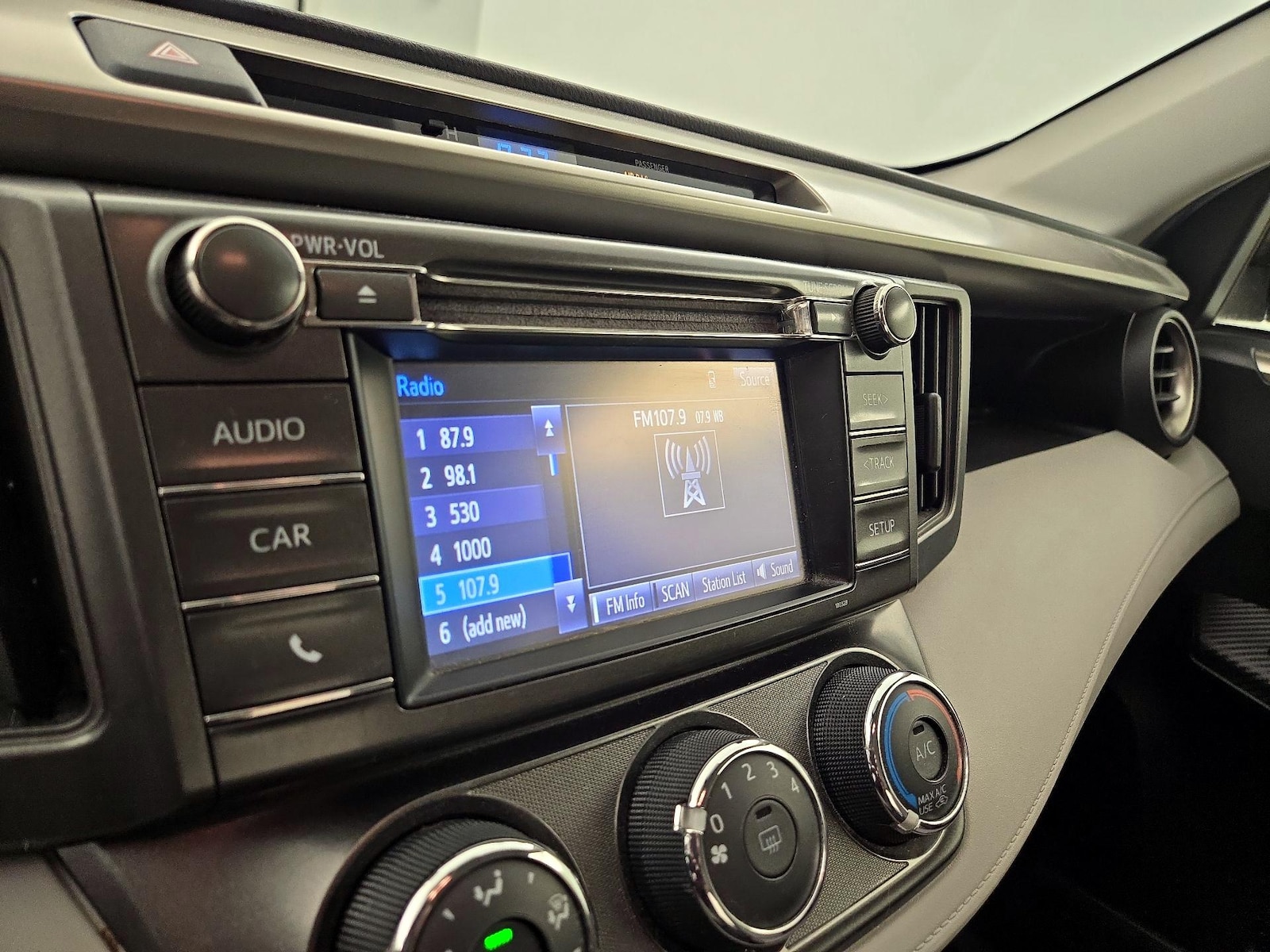 2015 Toyota RAV4 LE - Photo 16