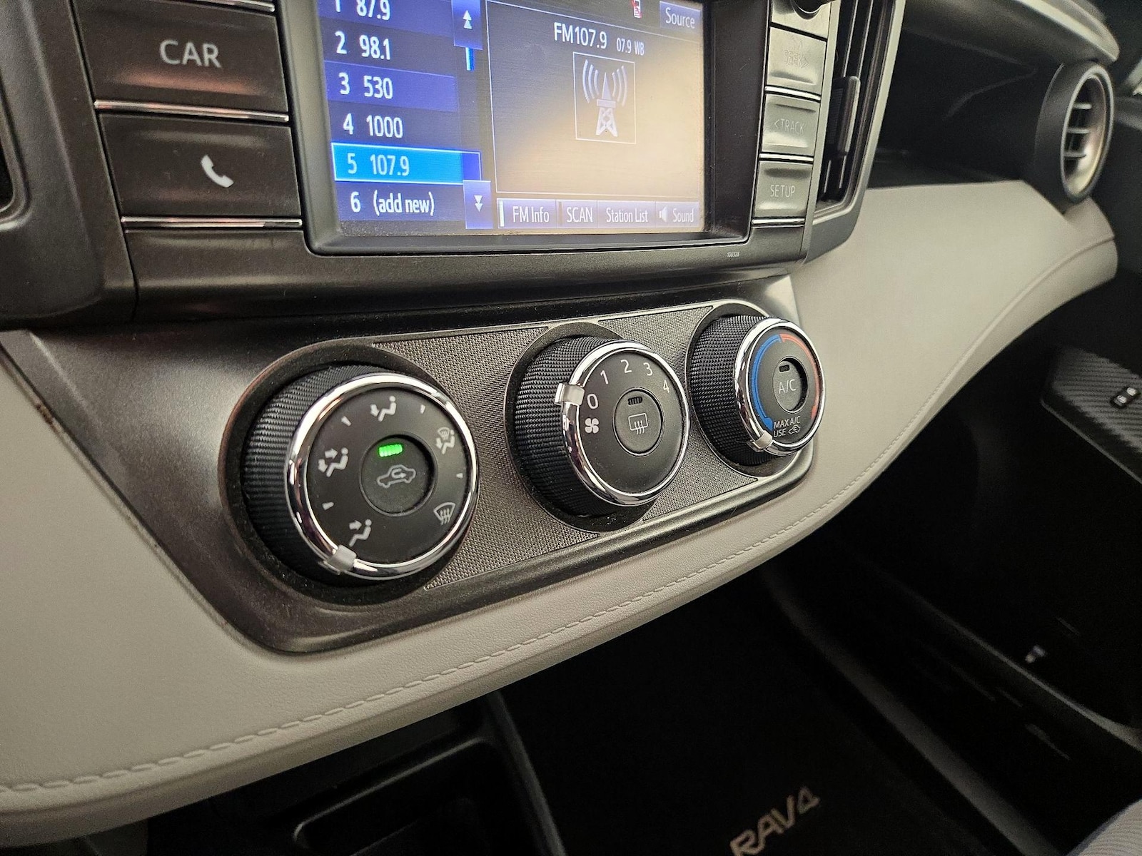 2015 Toyota RAV4 LE - Photo 17
