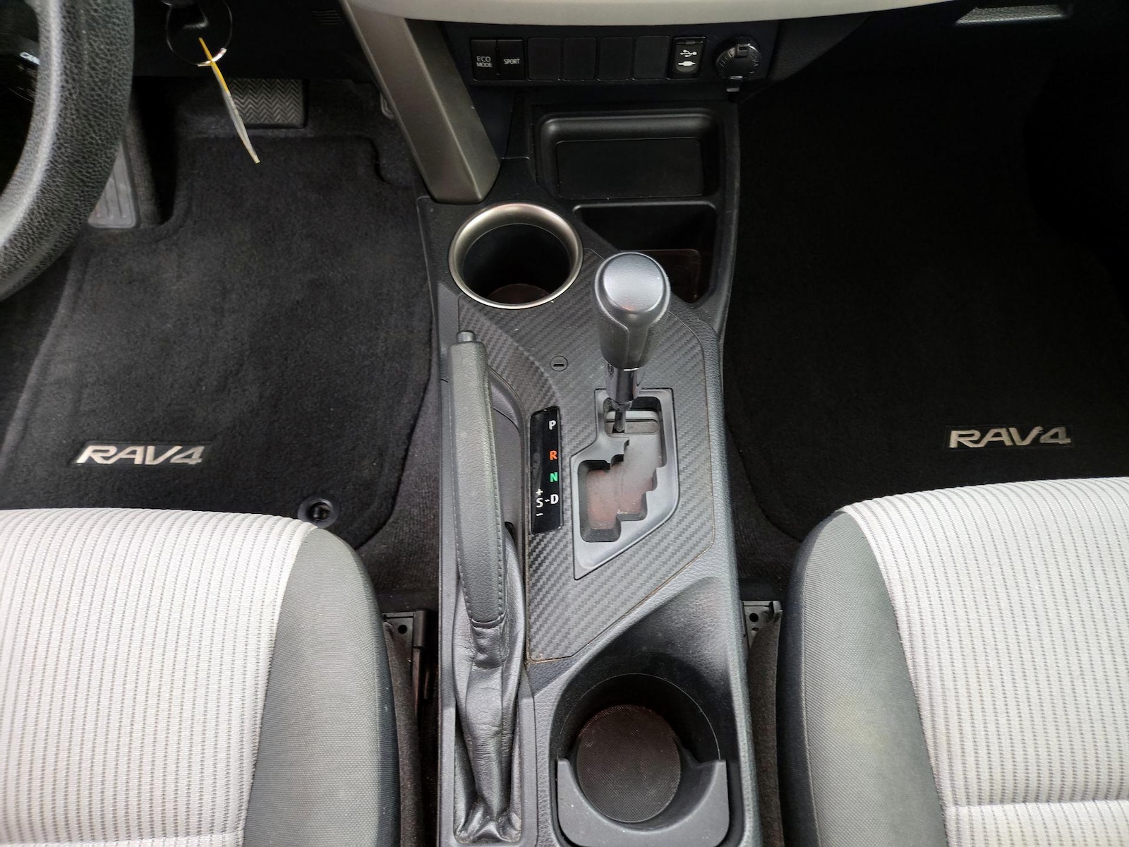 2015 Toyota RAV4 LE - Photo 18