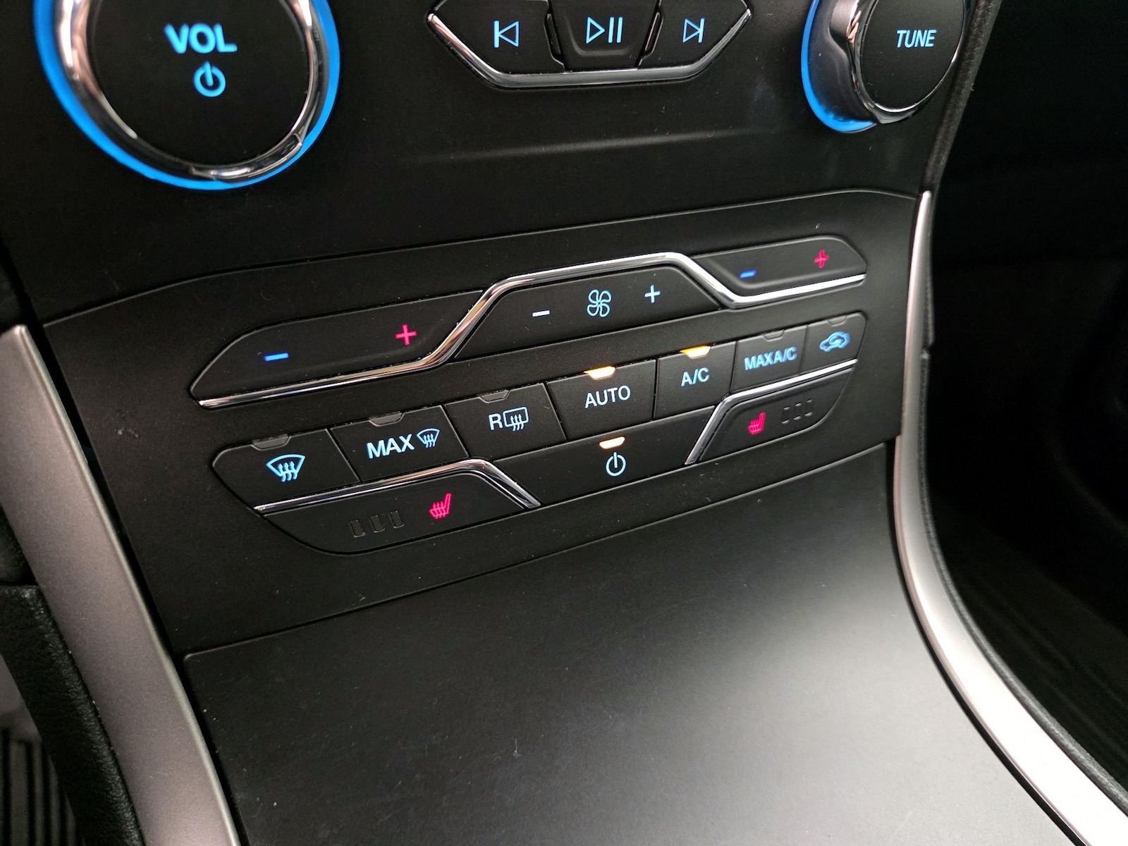 2020 Ford Edge SEL - Photo 17