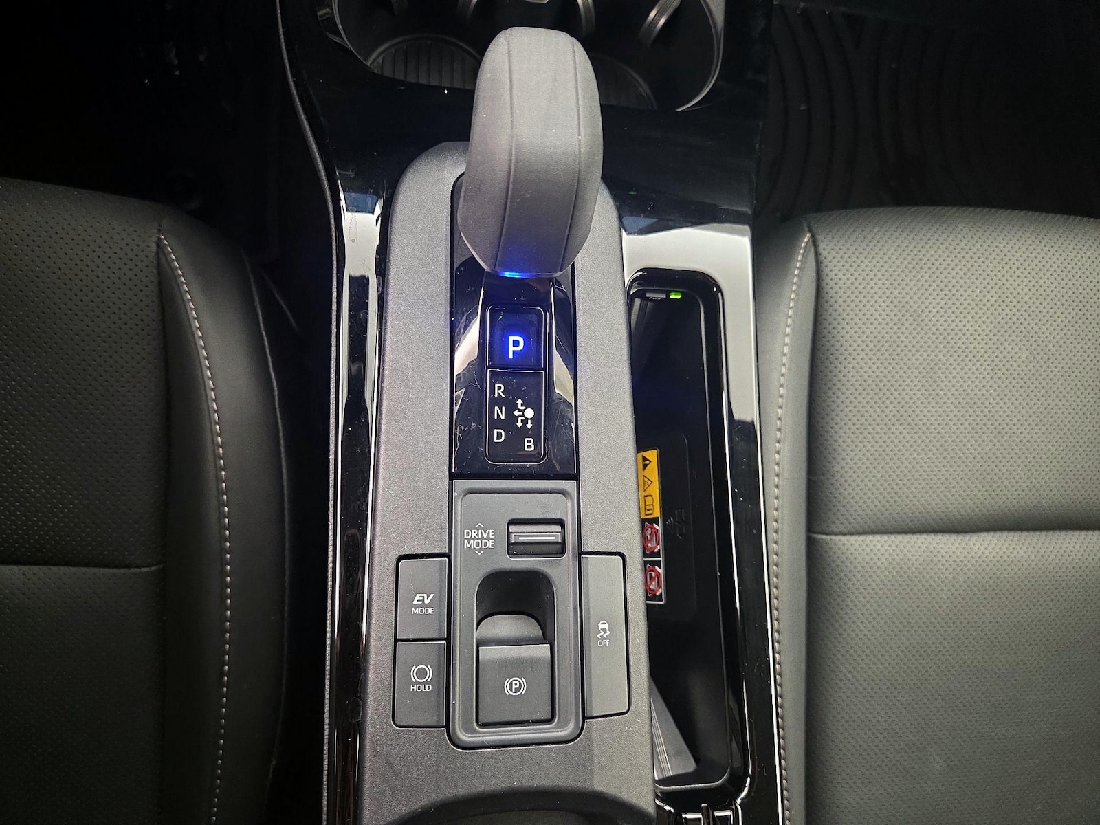 2025 Toyota Prius Nightshade - Photo 18