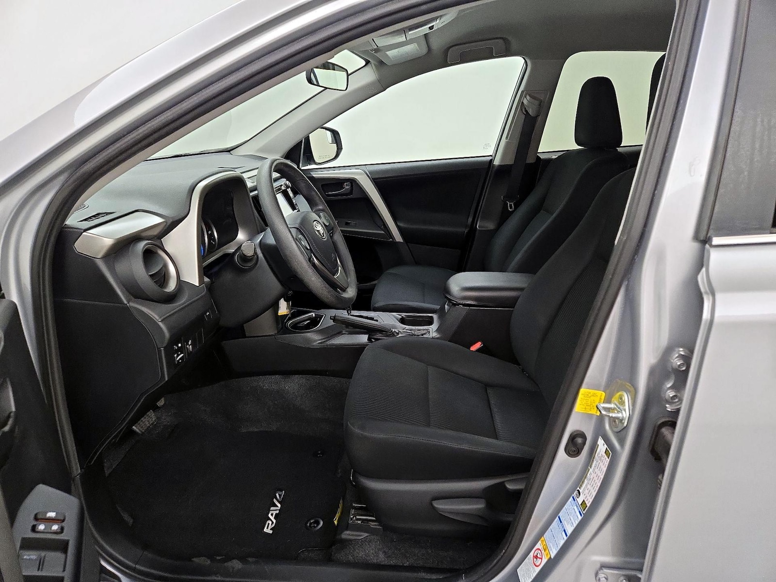 2016 Toyota RAV4 LE - Photo 12