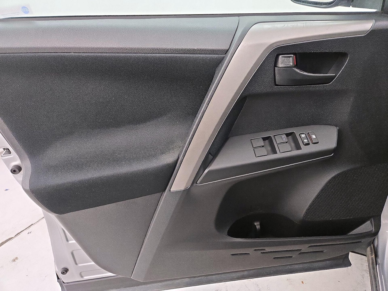 2016 Toyota RAV4 LE - Photo 13