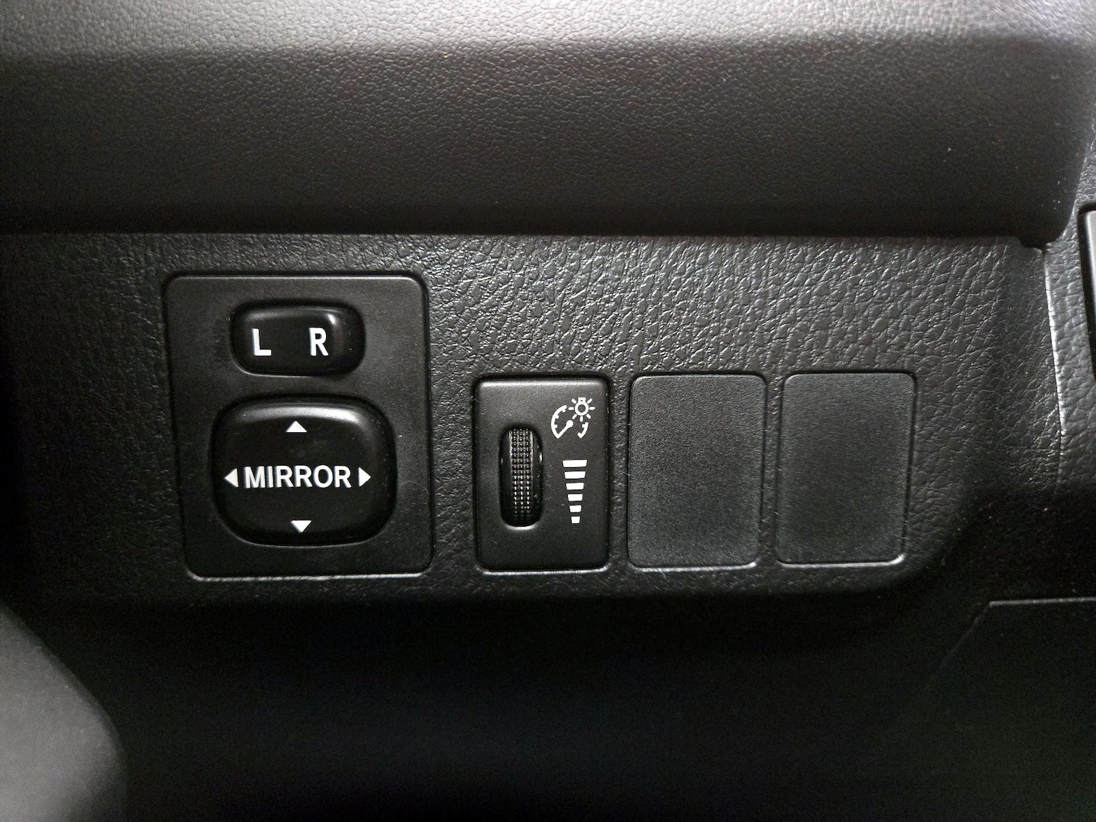 2016 Toyota RAV4 LE - Photo 14