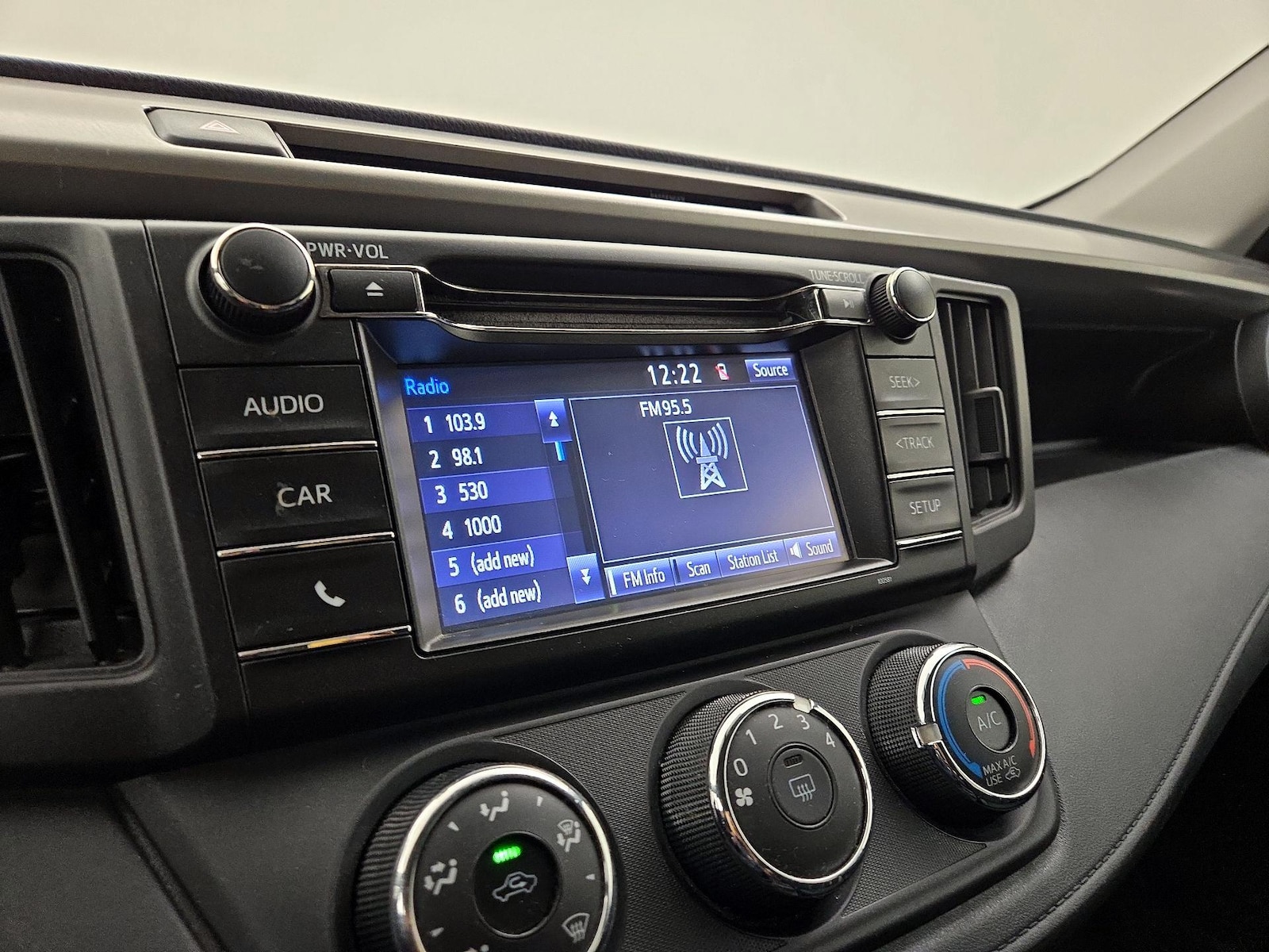 2016 Toyota RAV4 LE - Photo 16