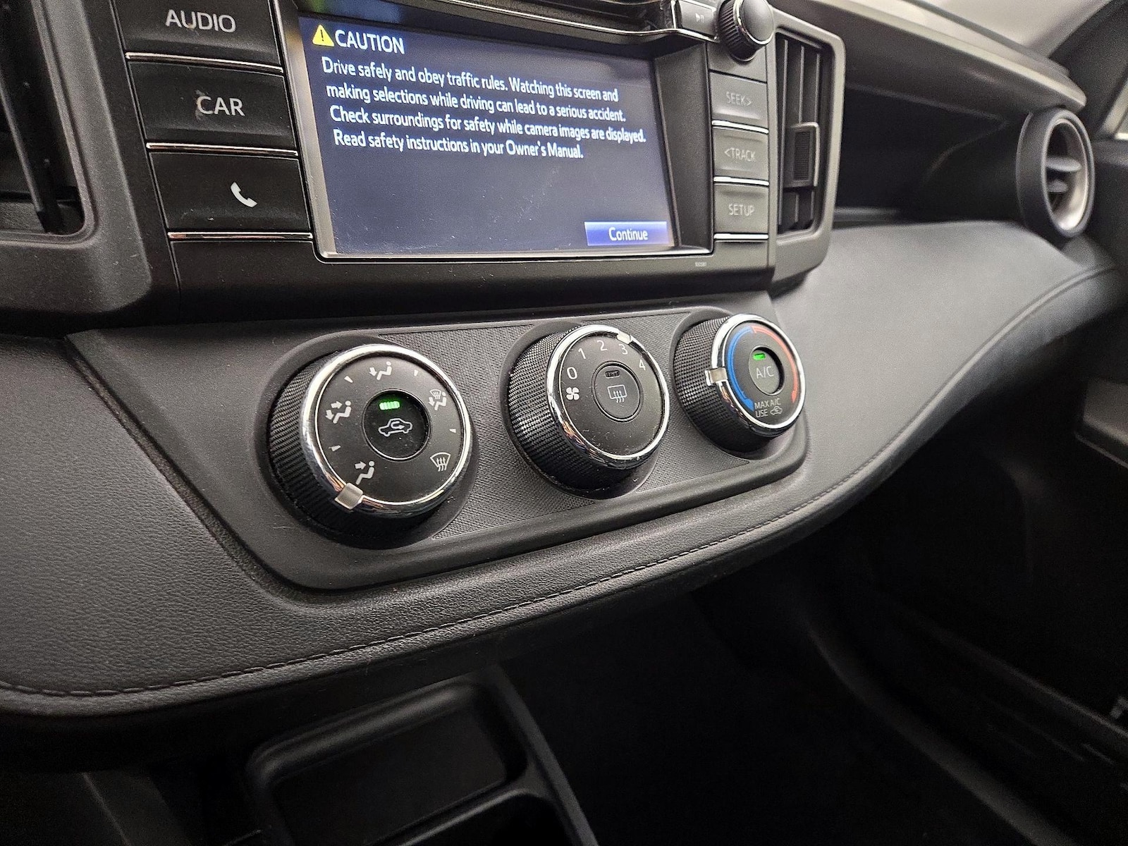 2016 Toyota RAV4 LE - Photo 17