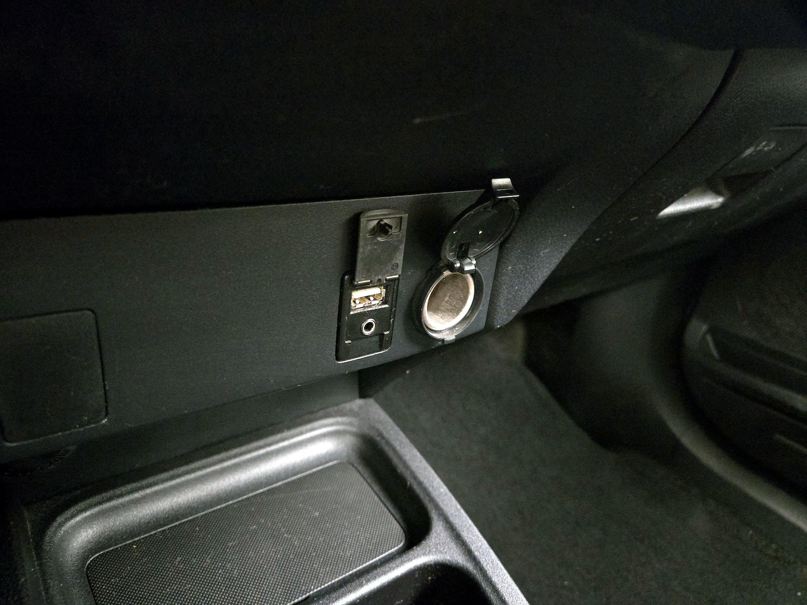 2016 Toyota RAV4 LE - Photo 19
