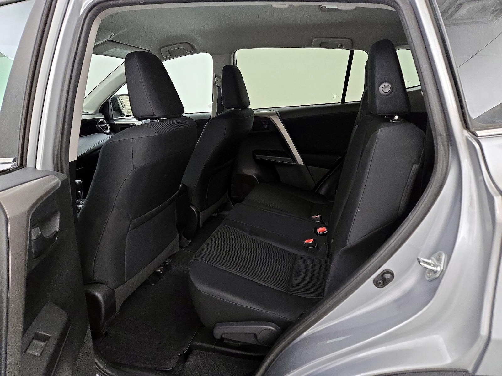 2016 Toyota RAV4 LE - Photo 20