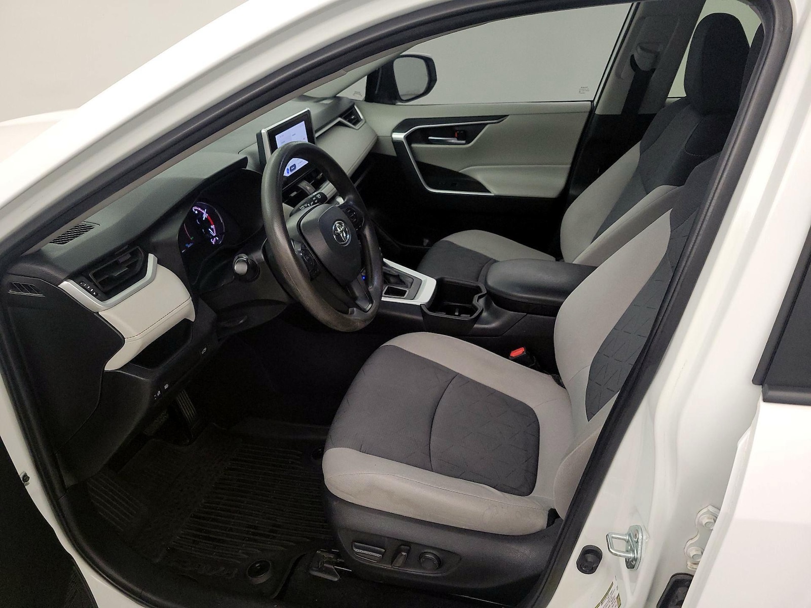 2024 Toyota RAV4 XLE - Photo 11