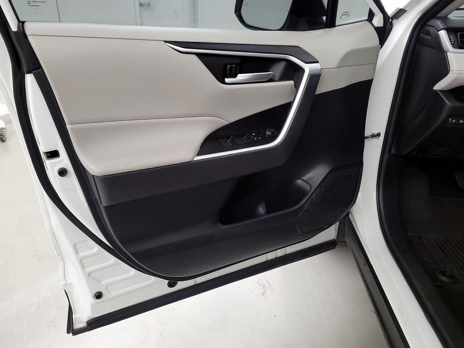 2024 Toyota RAV4 XLE - Photo 12