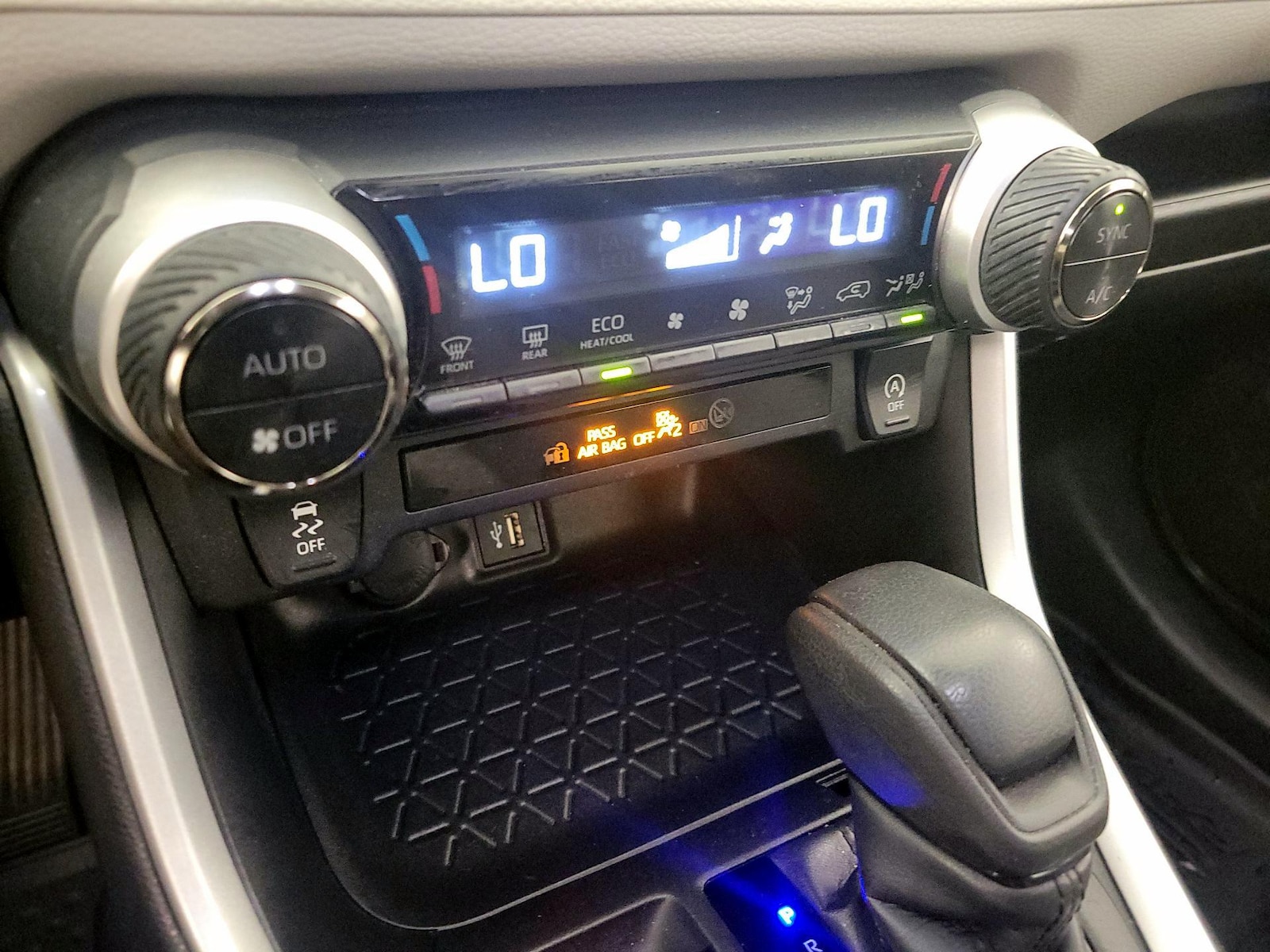 2024 Toyota RAV4 XLE - Photo 16