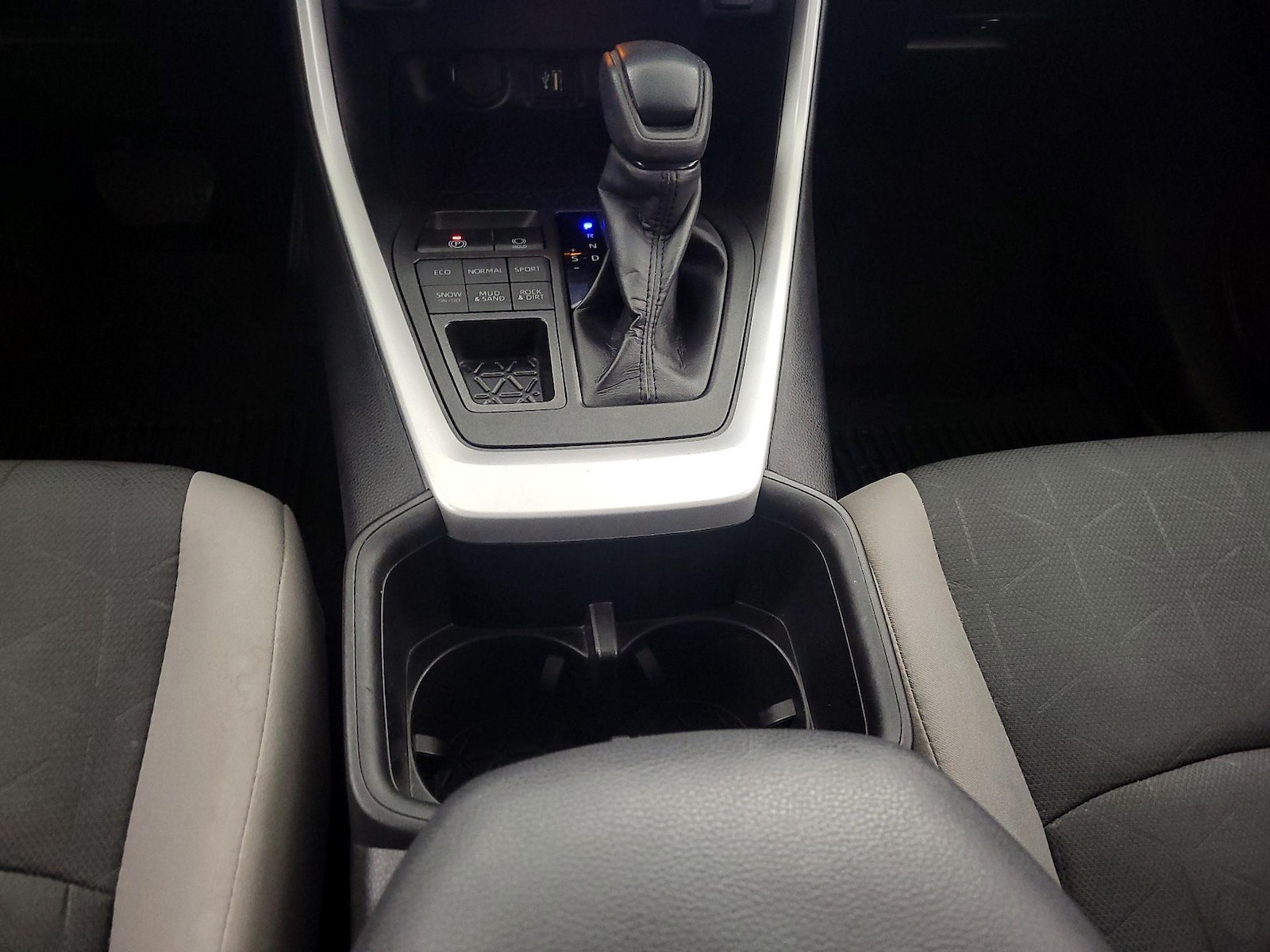 2024 Toyota RAV4 XLE - Photo 17