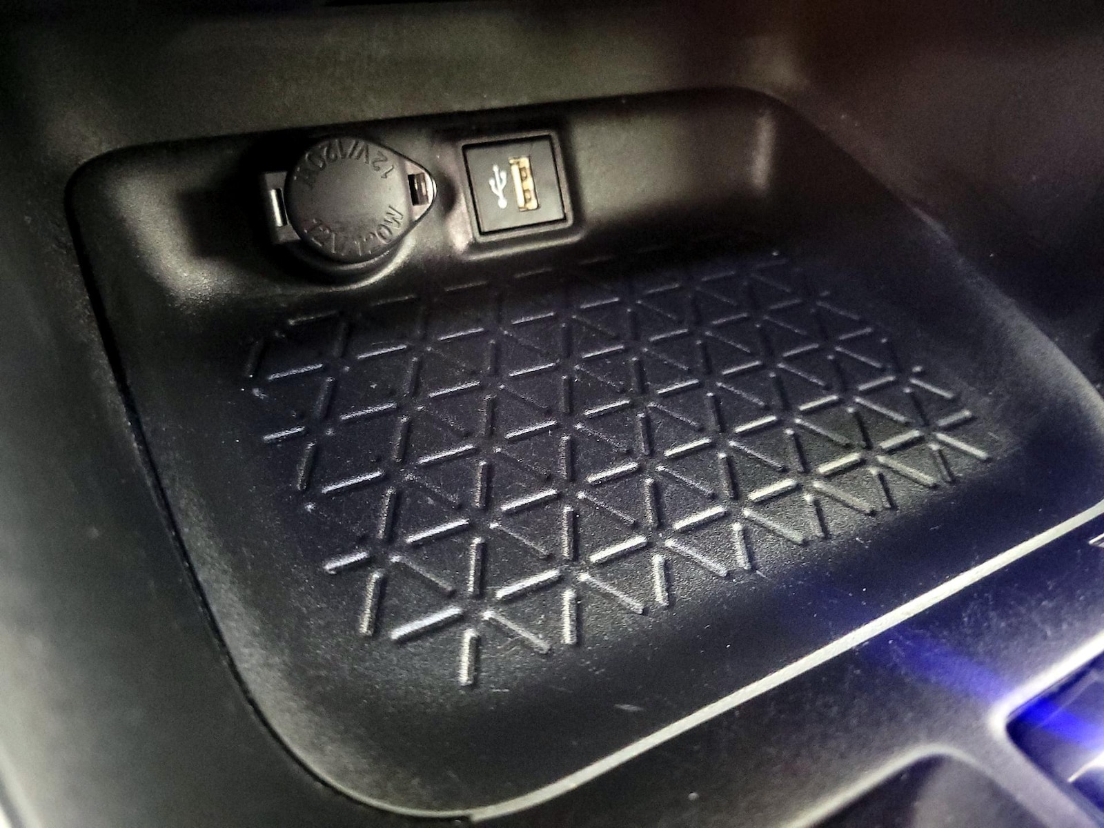 2024 Toyota RAV4 XLE - Photo 18