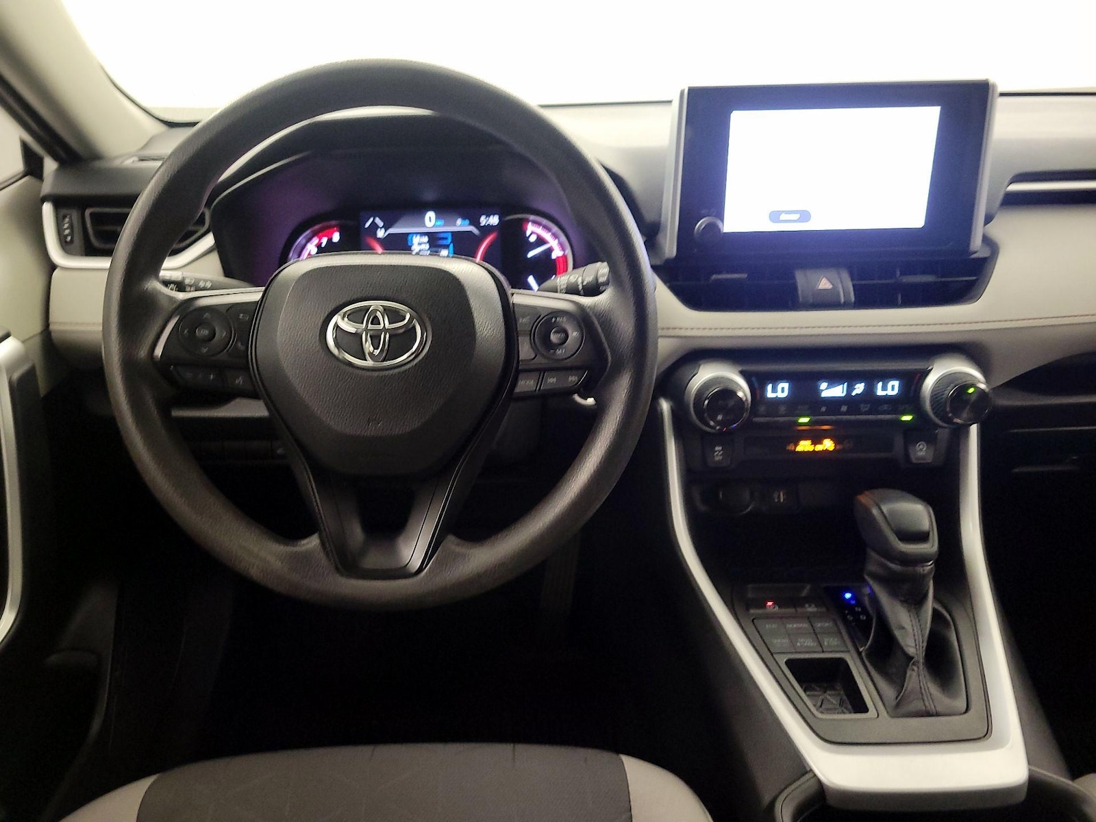 2024 Toyota RAV4 XLE - Photo 10