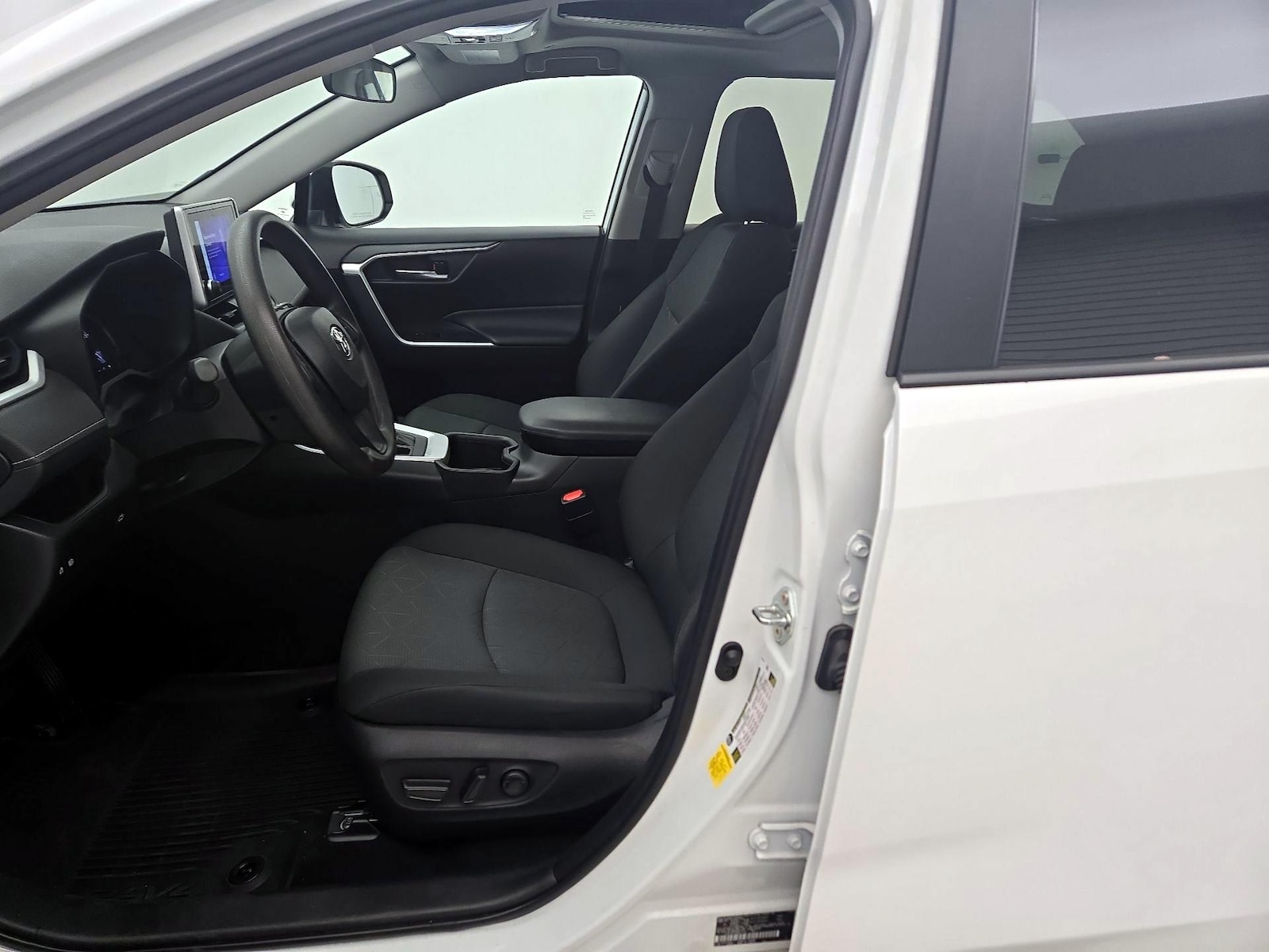 2024 Toyota RAV4 XLE - Photo 12