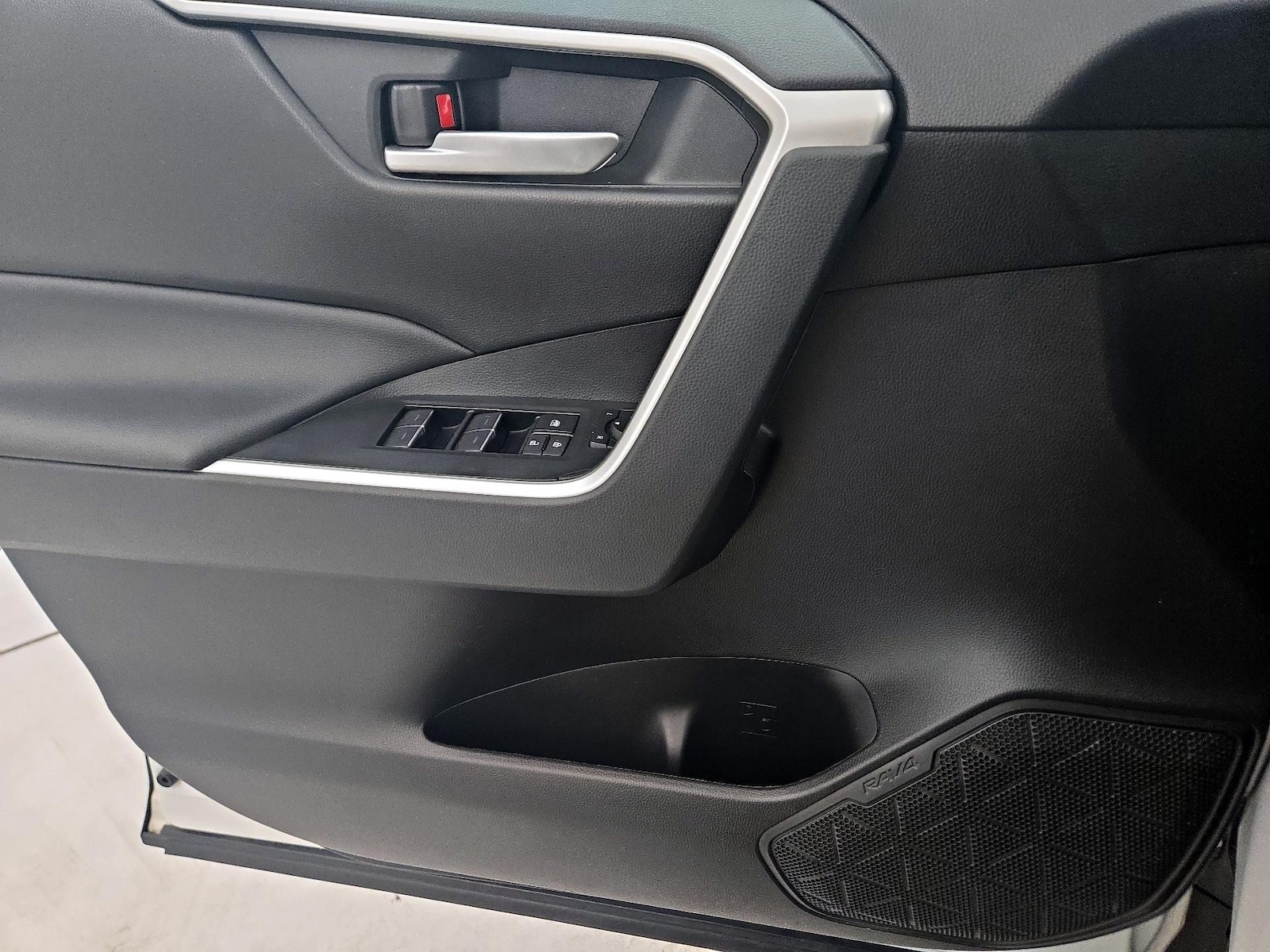2024 Toyota RAV4 XLE - Photo 13