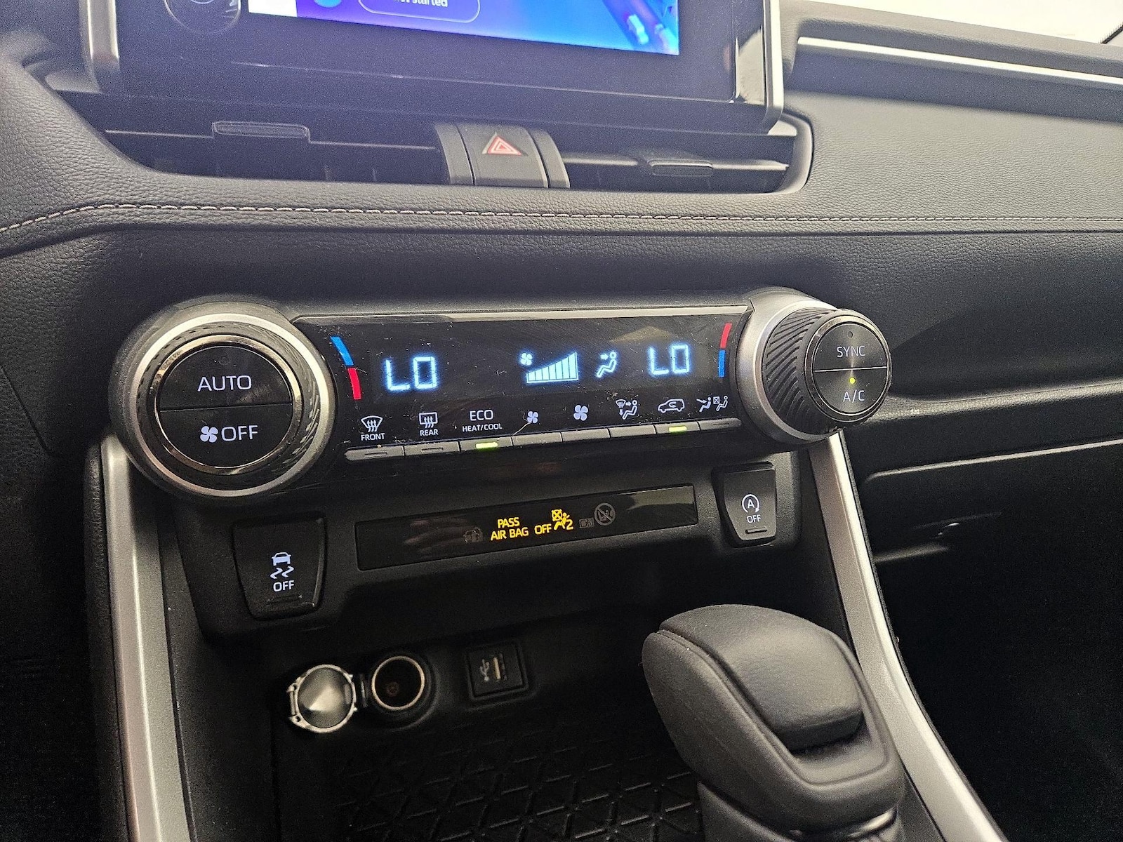 2024 Toyota RAV4 XLE - Photo 18