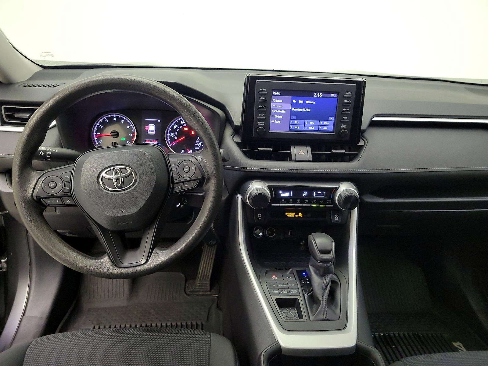 2019 Toyota RAV4 LE - Photo 10