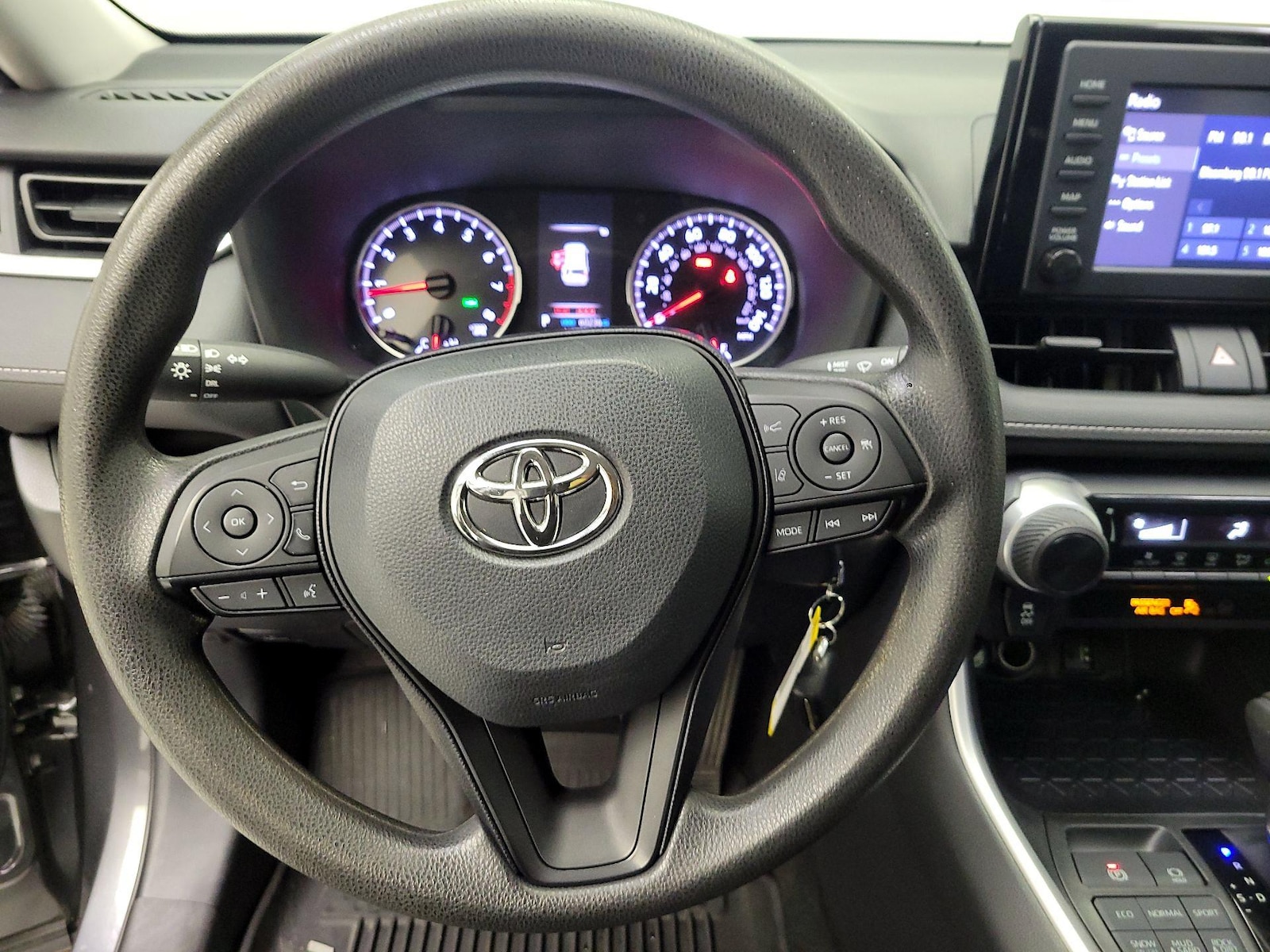 2019 Toyota RAV4 LE - Photo 11