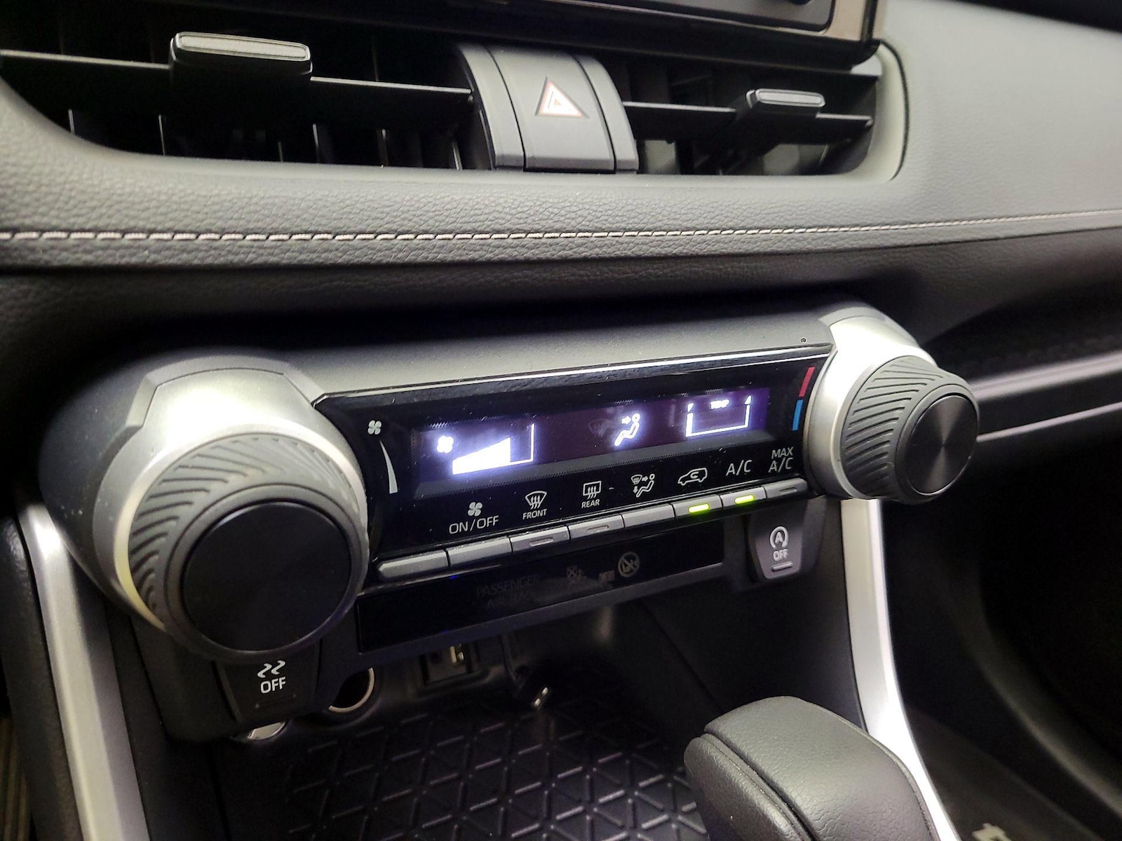 2019 Toyota RAV4 LE - Photo 16
